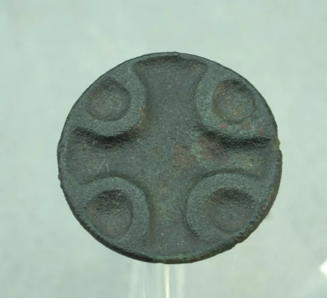 Early Medieval, Carolingian Bronze disc brooch with cross motif - 20 mm