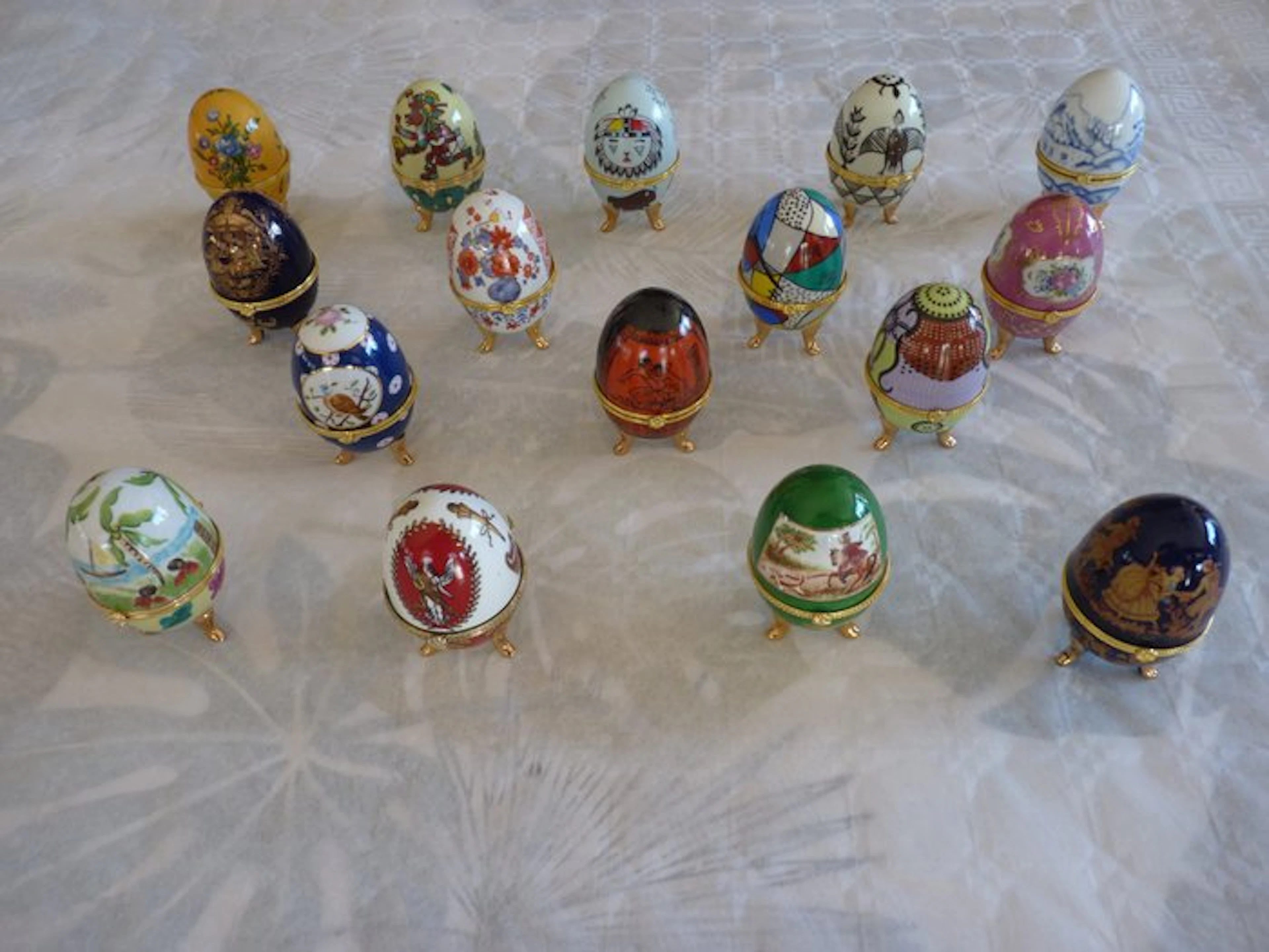 Themed collection - 16 authentic porcelain eggs, hand-gilded, Fabergé-style.