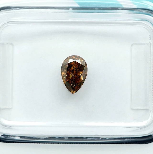 No reserve price - 1 pcs Diamond (Natural coloured)...