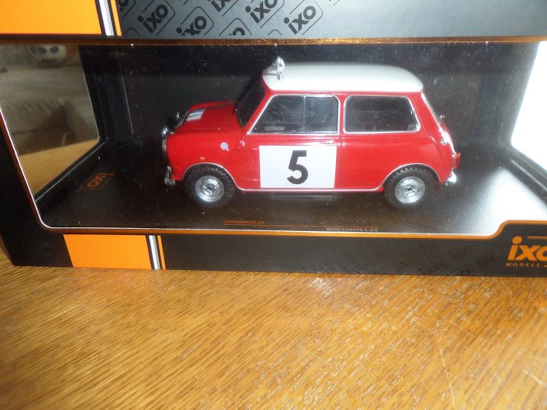 IXO 1:18 - Model car - Austin Morris Mini Cooper S rallye No 5