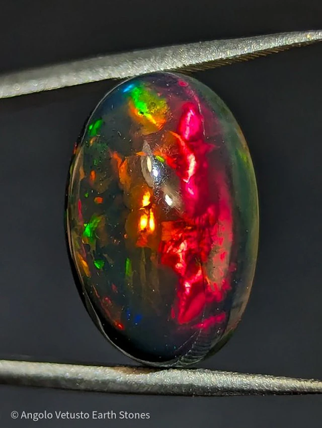 5.65 ct – Exceptional Natural Black Noble Opal – Strong...