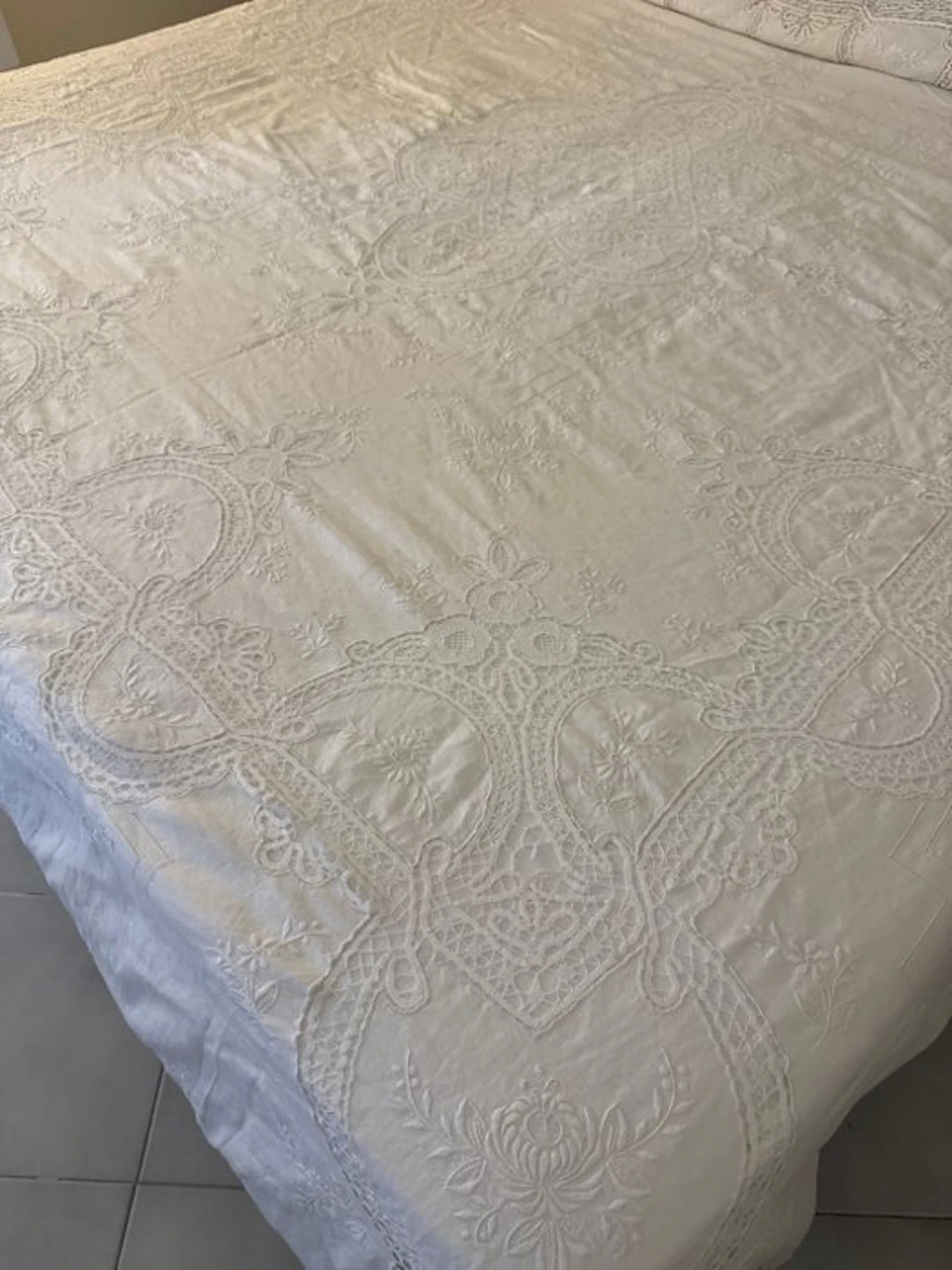 Bedspread - 220 cm - 200 cm - Embroidered bedspread