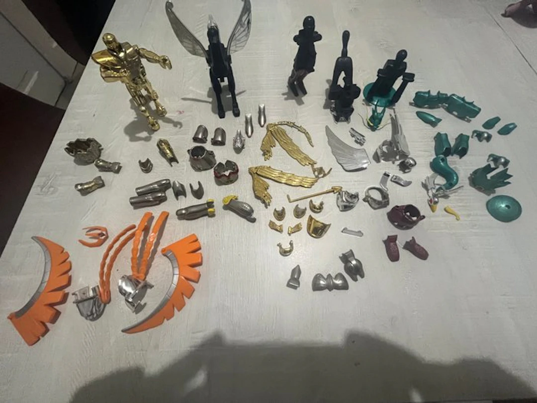 Themed collection - Figurines and detached armor parts. - Saint Seiya