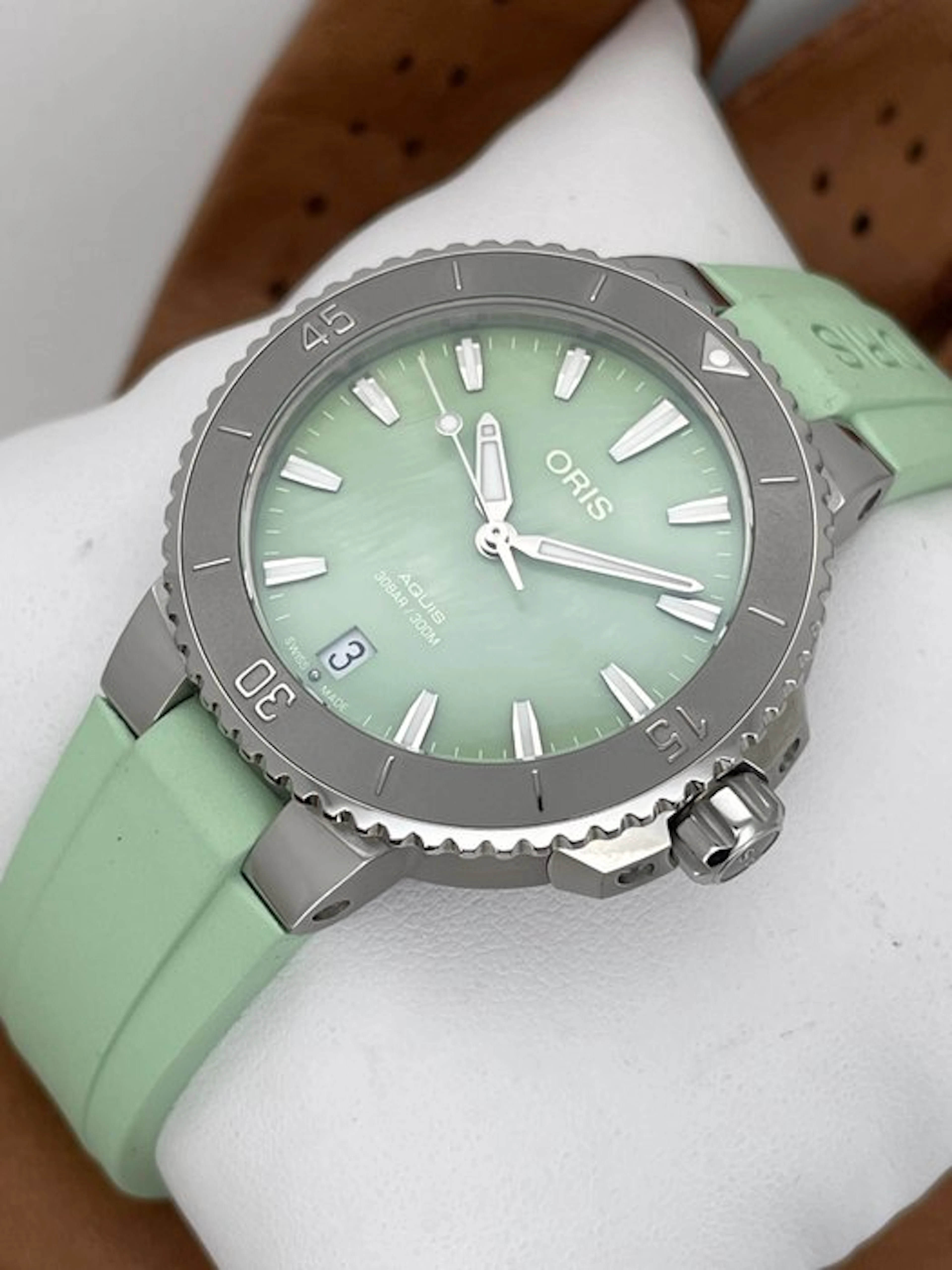 Oris - Aquis Date Automatic Green - 01 733 7770 4157-07 4...
