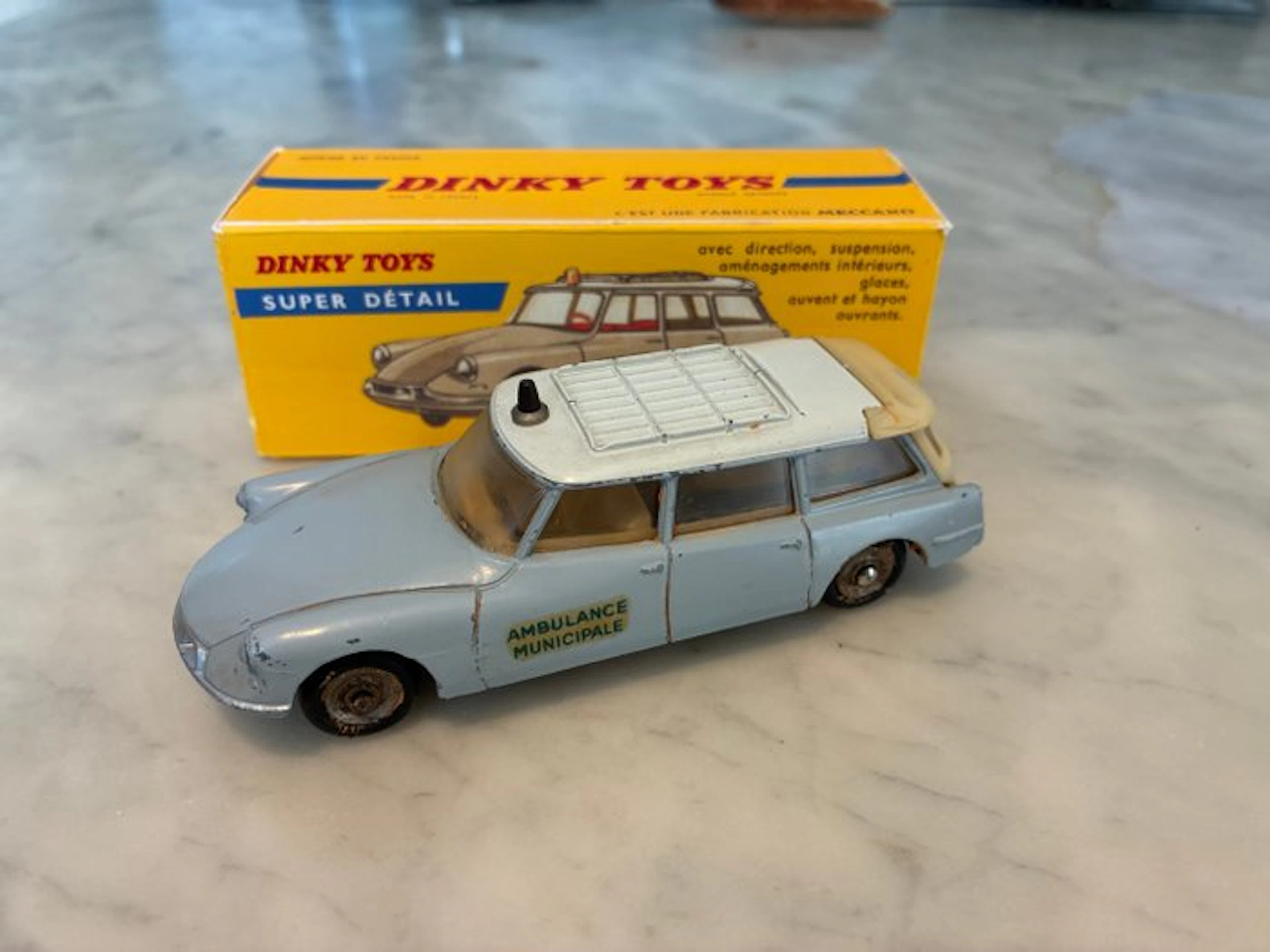 Dinky Toys 1:43 - Model car - Citroën ID 19 Ambulance