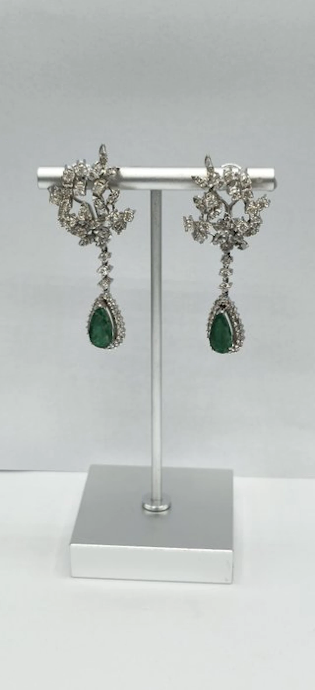 Earrings - 18 kt. White gold - 6.30ct. tw. Emerald - Diamond