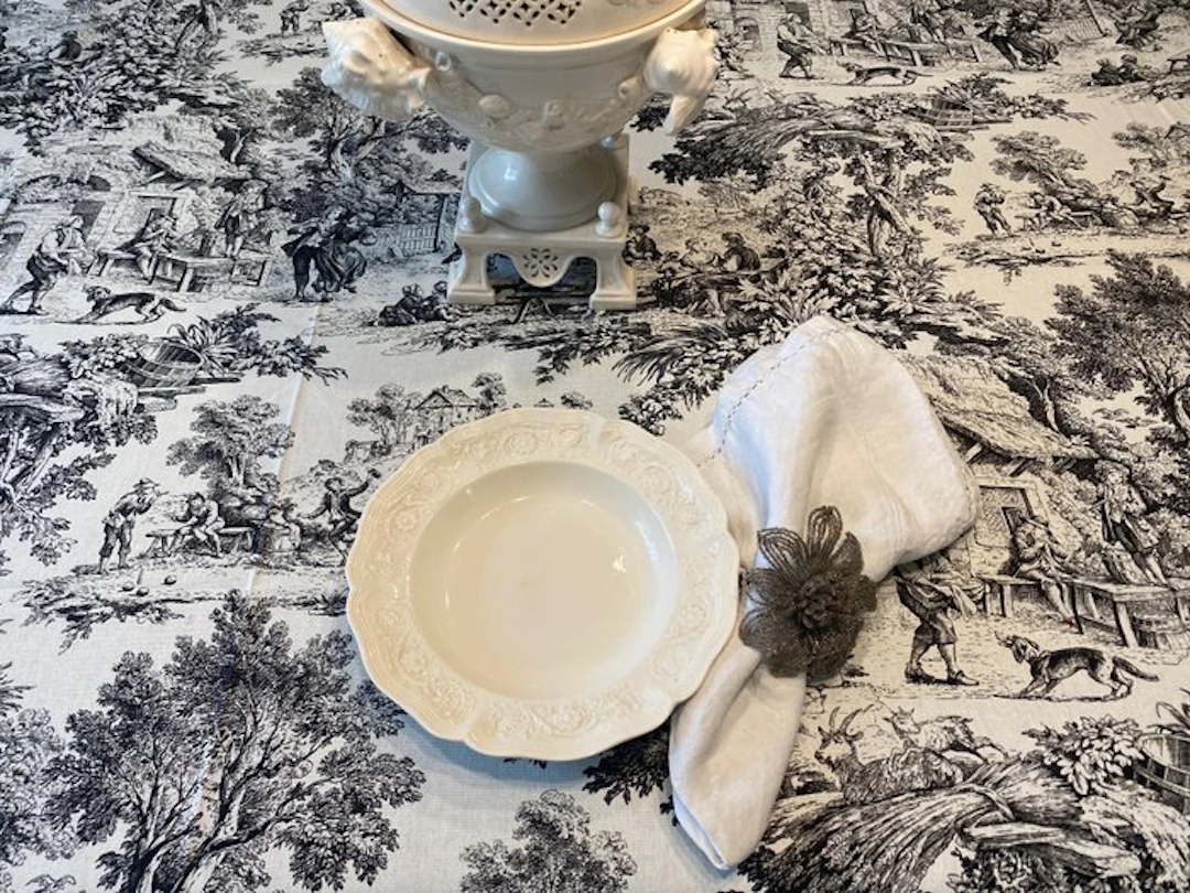san Leucio - Large white cotton tablecloth with black Toile de Jouy patterns
