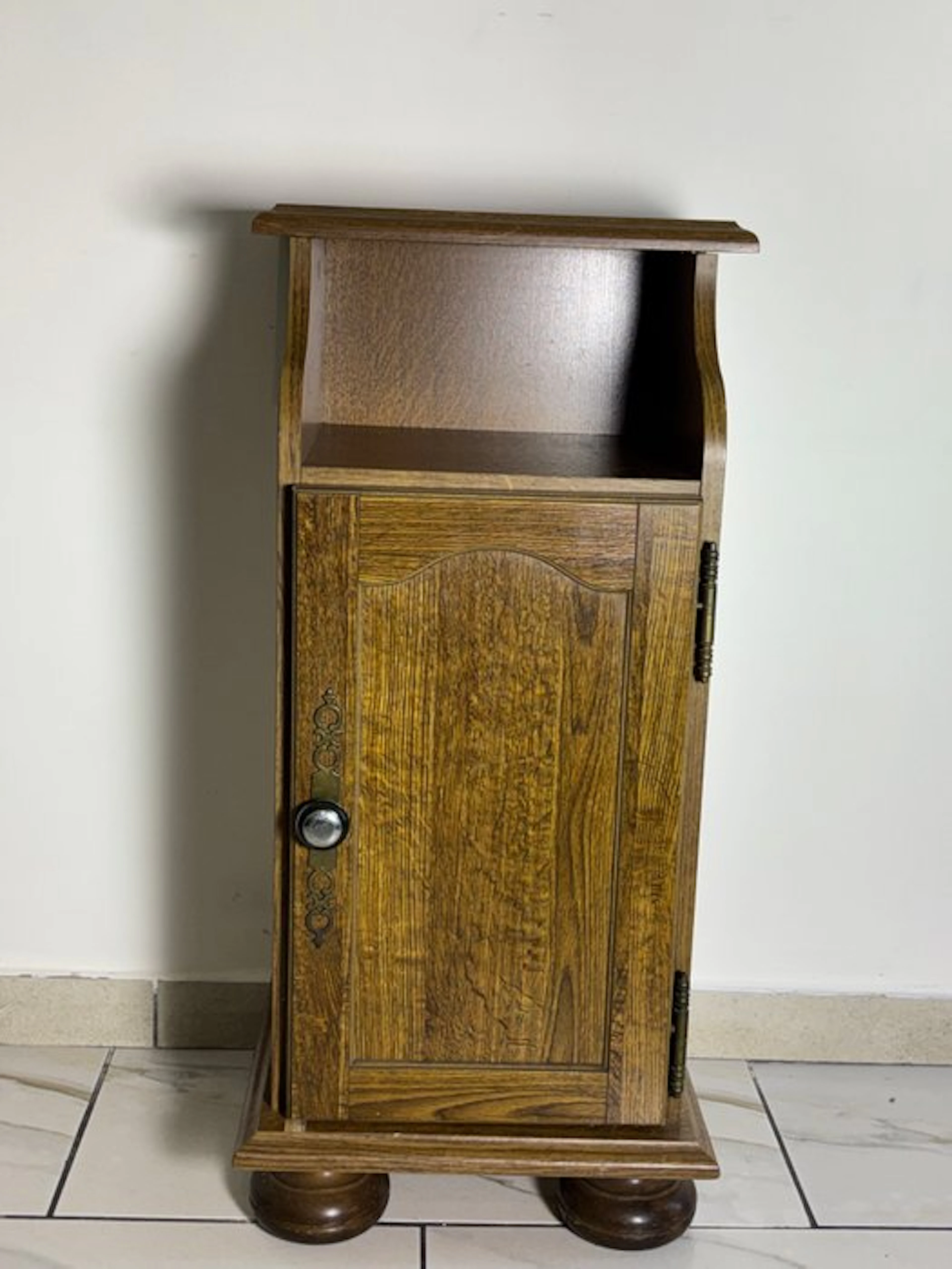 Meuble d'appui - Small rustic wooden bedside table with a...