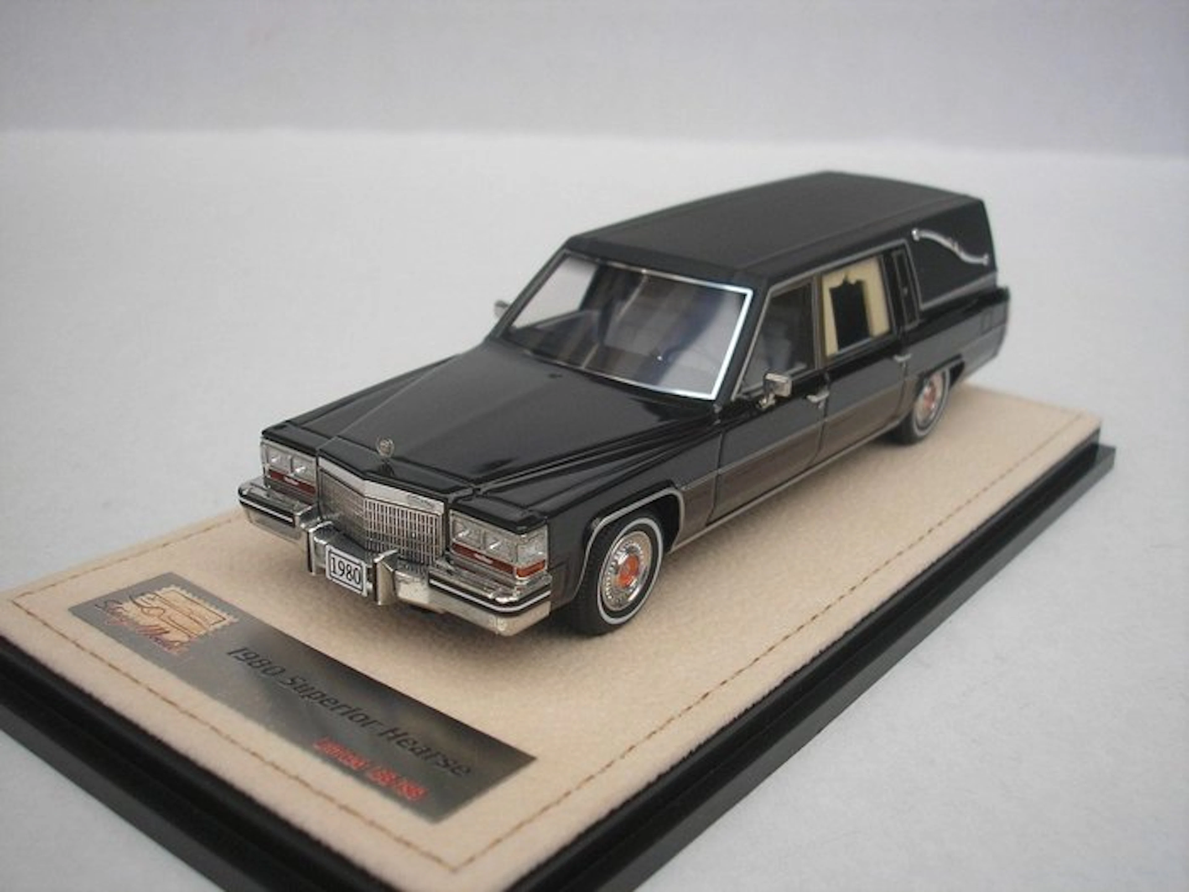 GLM Stamp Models 1:43 - Model car - Cadillac Superior...