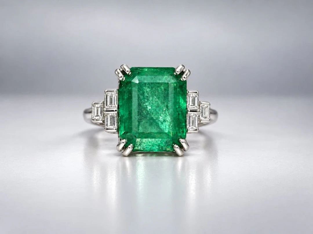Ring - 18 kt. White gold - 4.45ct. tw. Emerald - Diamond - Green