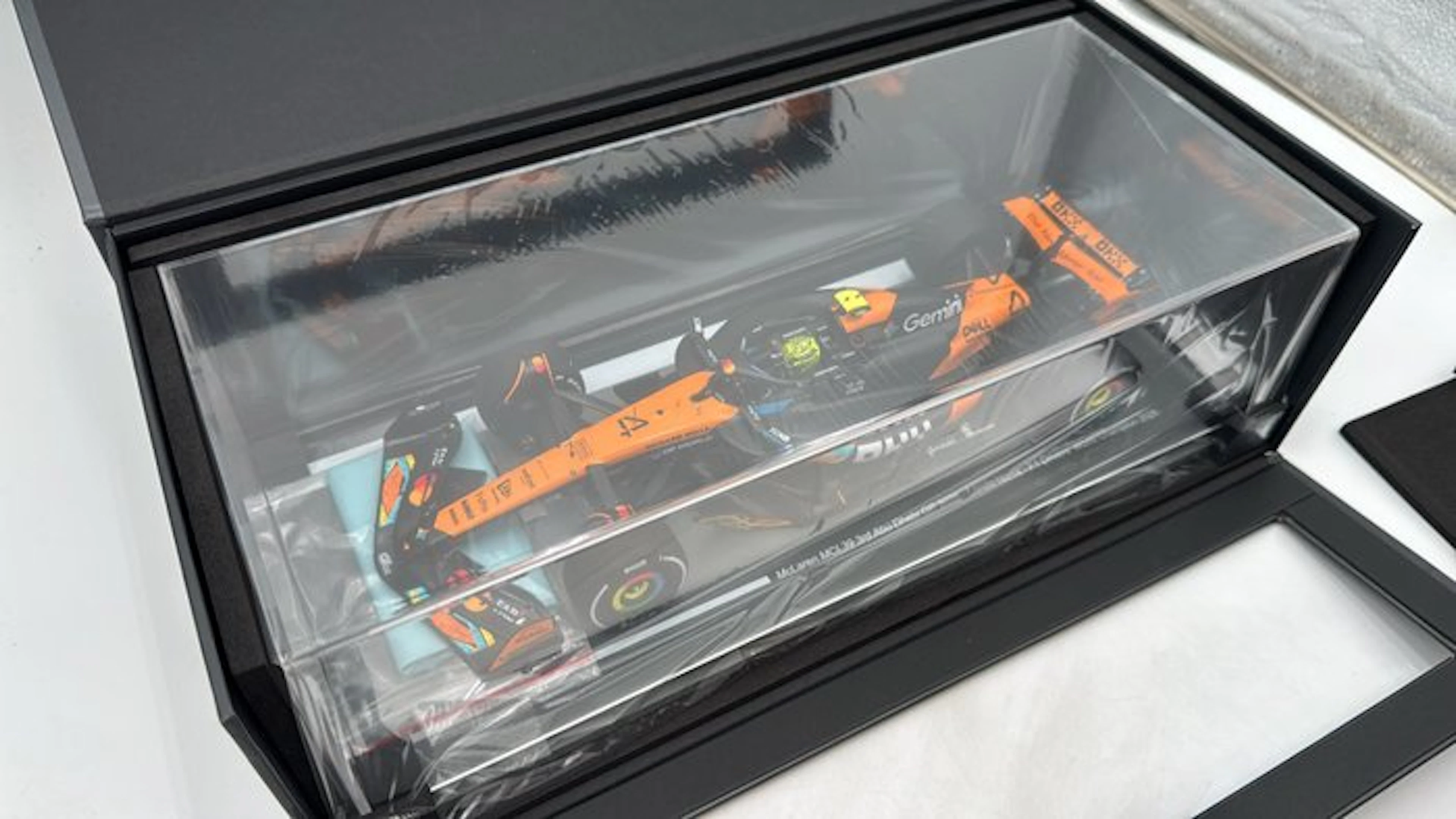 Spark 1:18 - Model car - McLaren MCL39 Abu Dhabi GP Lando...