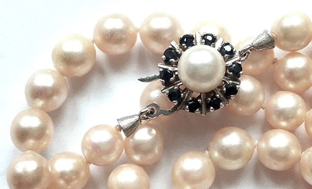 String of beads 14 kt white gold - Akoya pearls - sapphires - 69 cm long