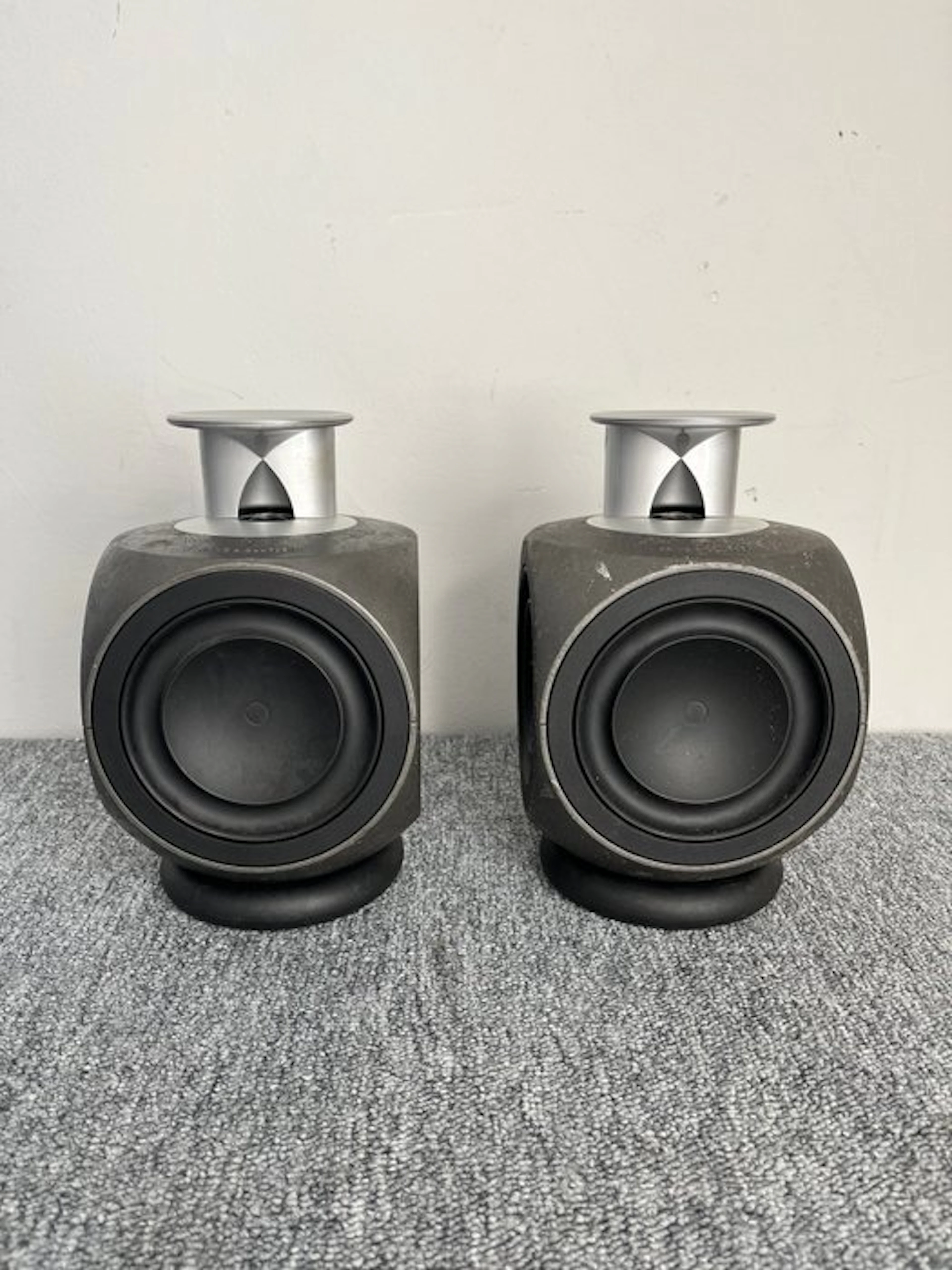 Bang & Olufsen - BeoLab 3 silver + table stand Speaker set