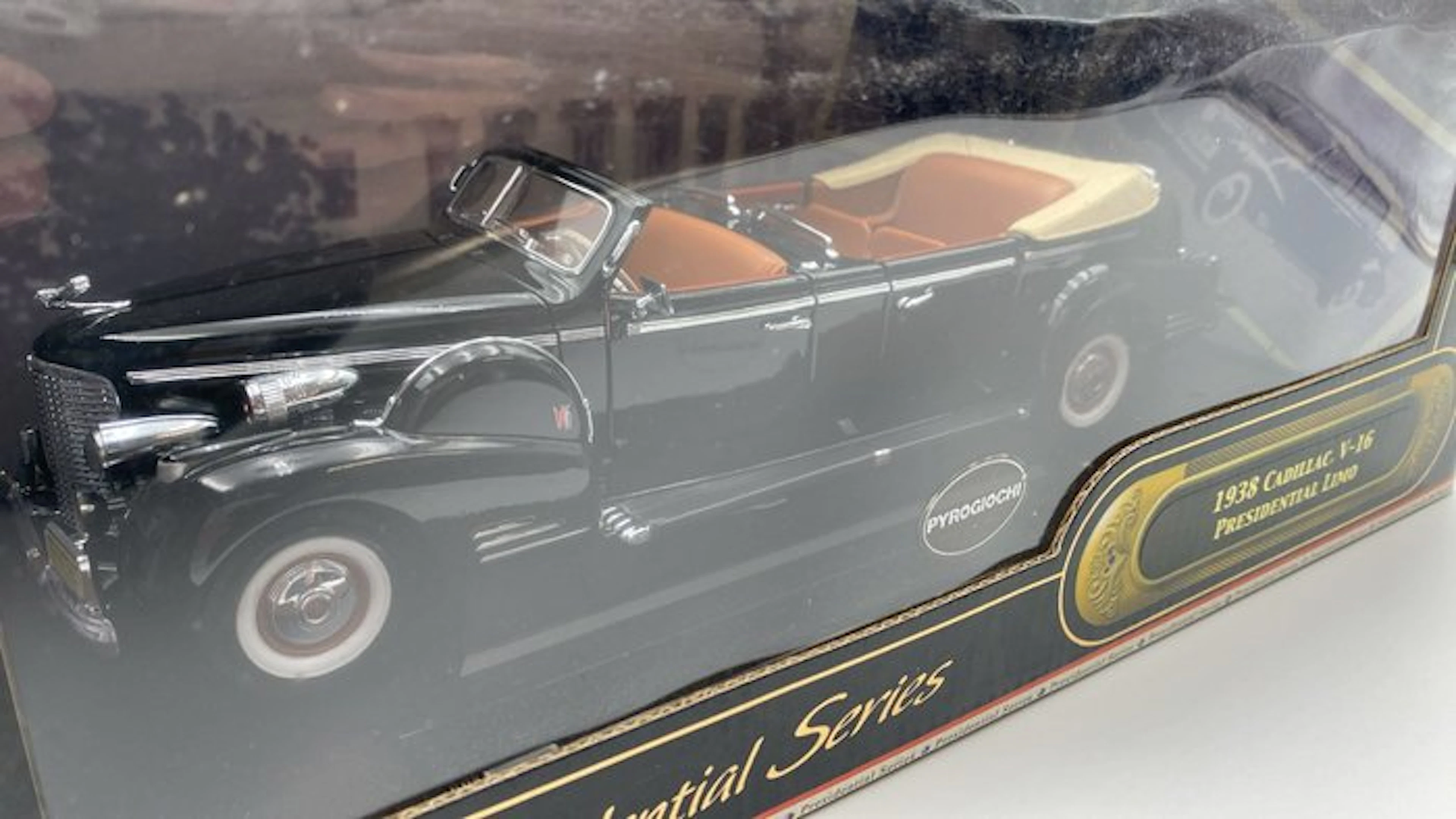 Road Signature 1:24 - Model car - Cadillac V-16...