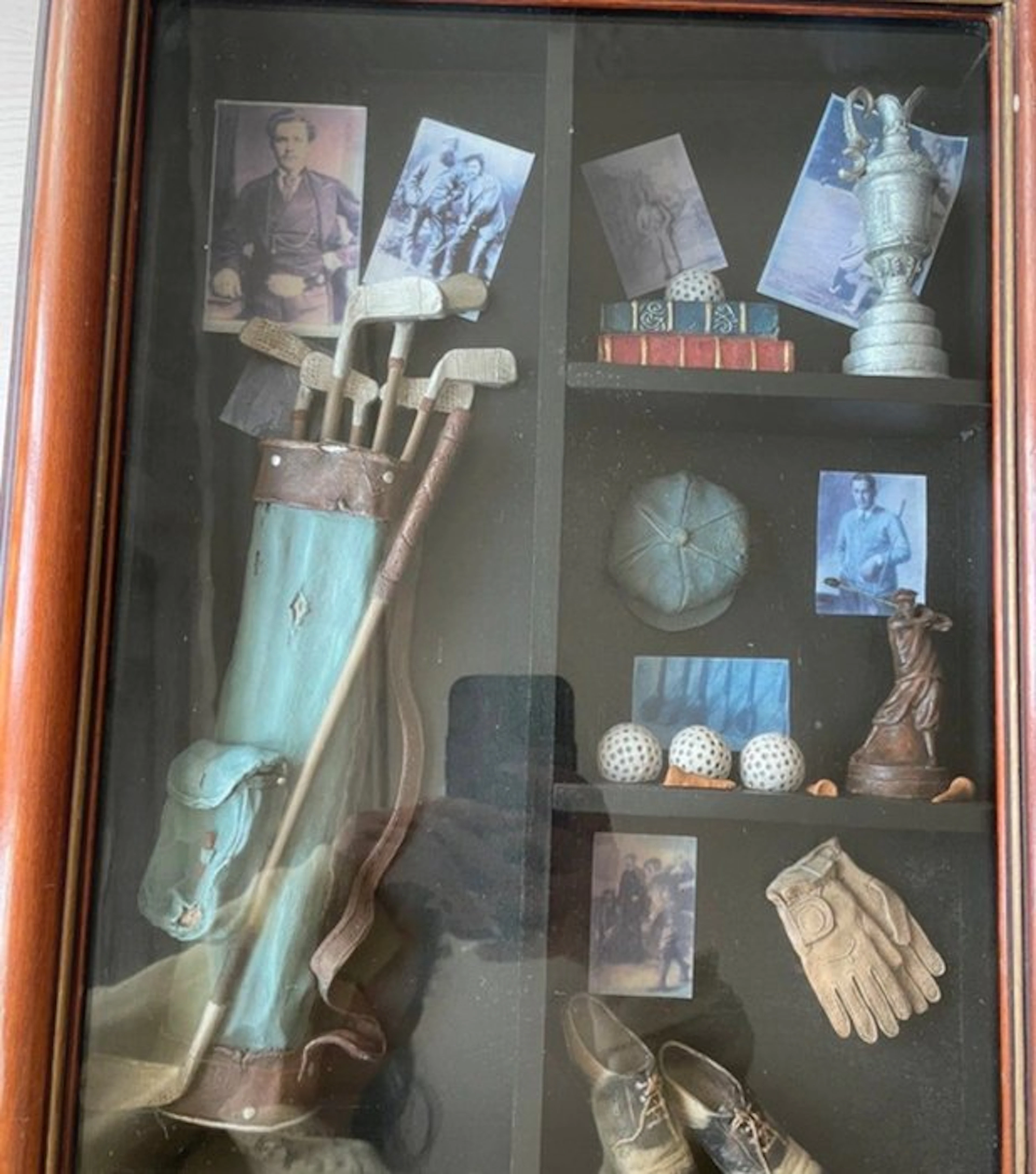 golf, Historic golf set displayed in a period case