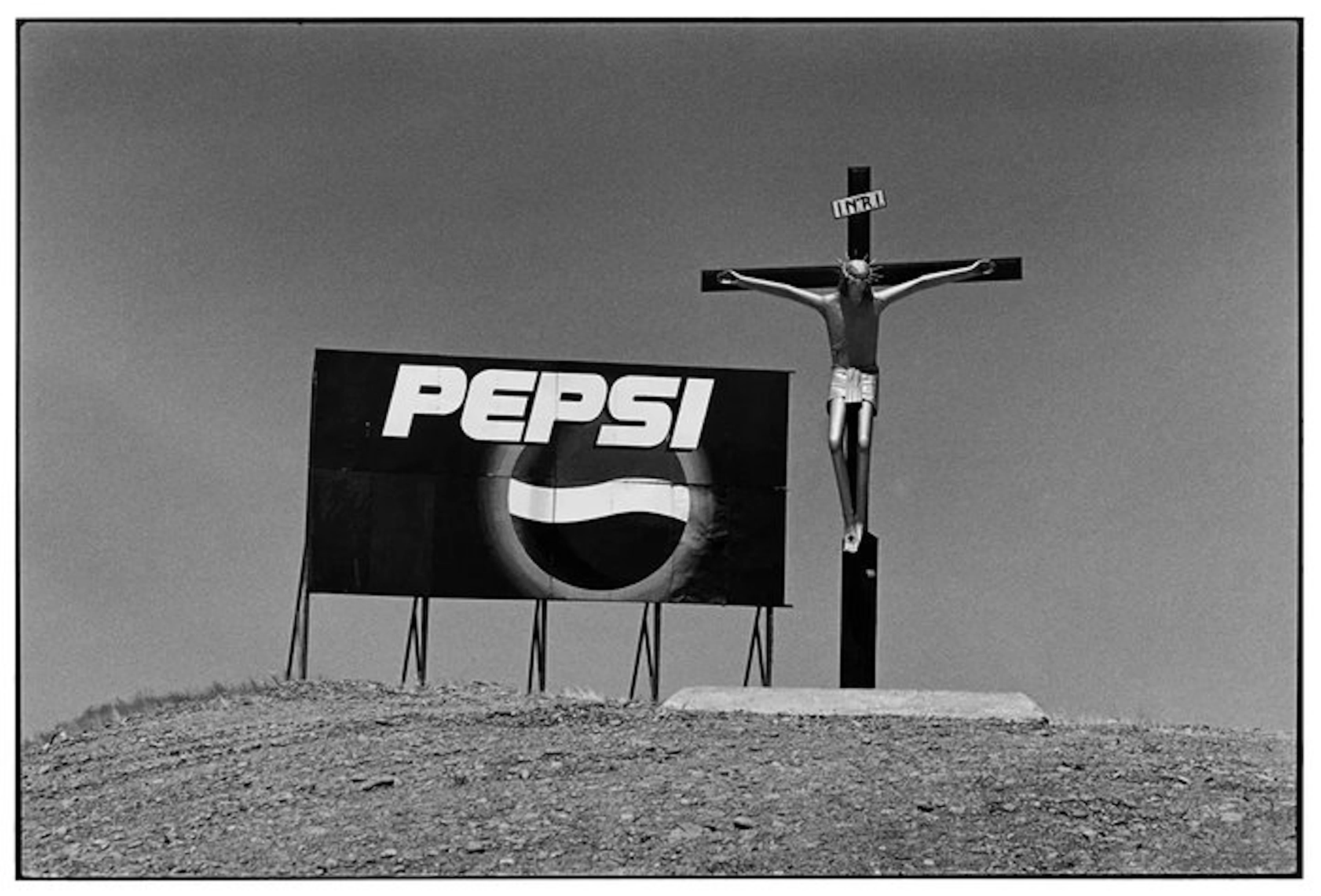 Elliott Erwitt (1928) - The Pepsi Christ, Valdes Peninsula Argentina, 2001