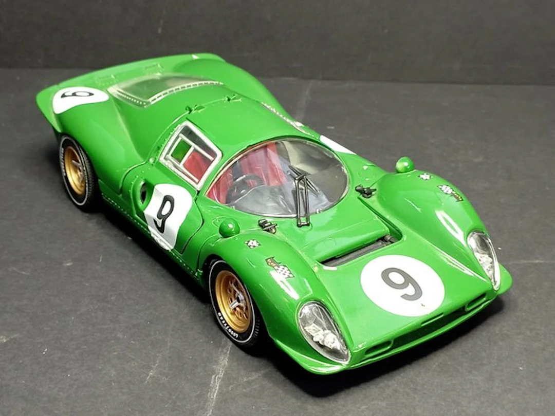 Universal Hobbies 1997 1:18 - Model race car - Ferrari...