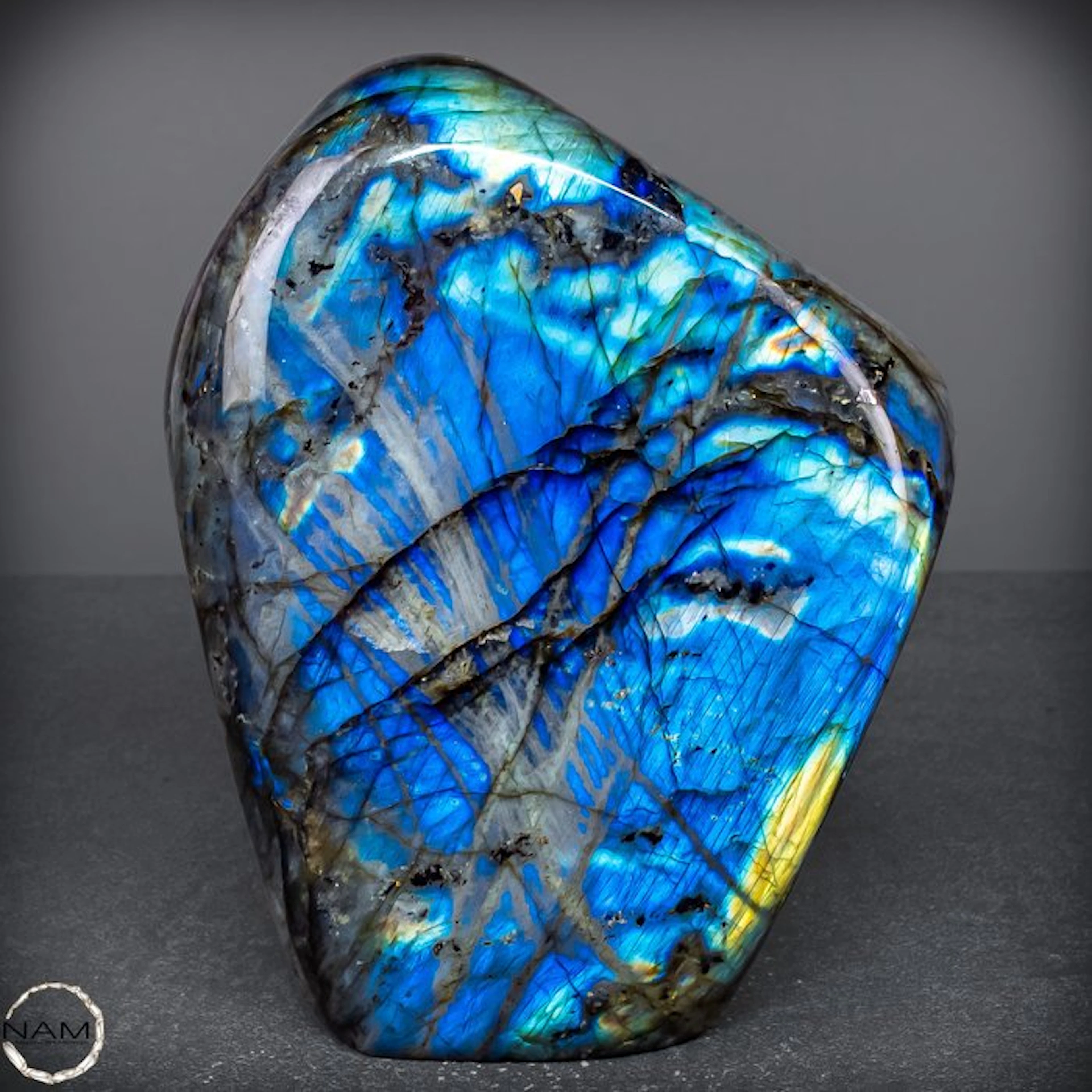 Natural labradorite from Madagascar – Nature's shimmering...