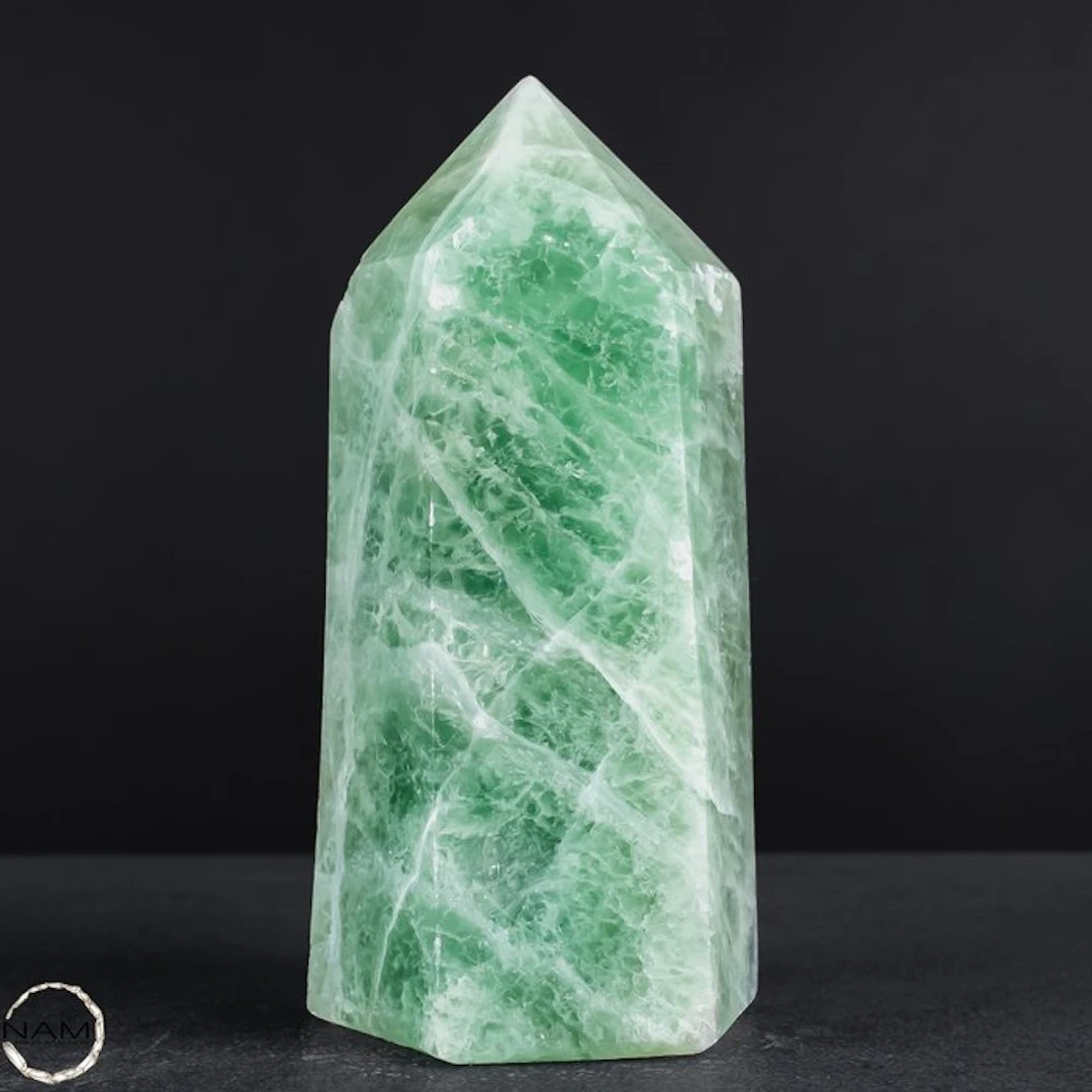 Natural fluorite obelisk – Clarity, structure and radiant elegance- 863.41 g