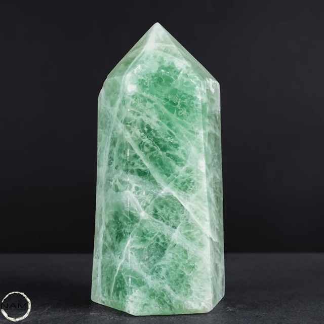 Natural fluorite obelisk – Clarity, structure and radiant elegance- 863.41 g
