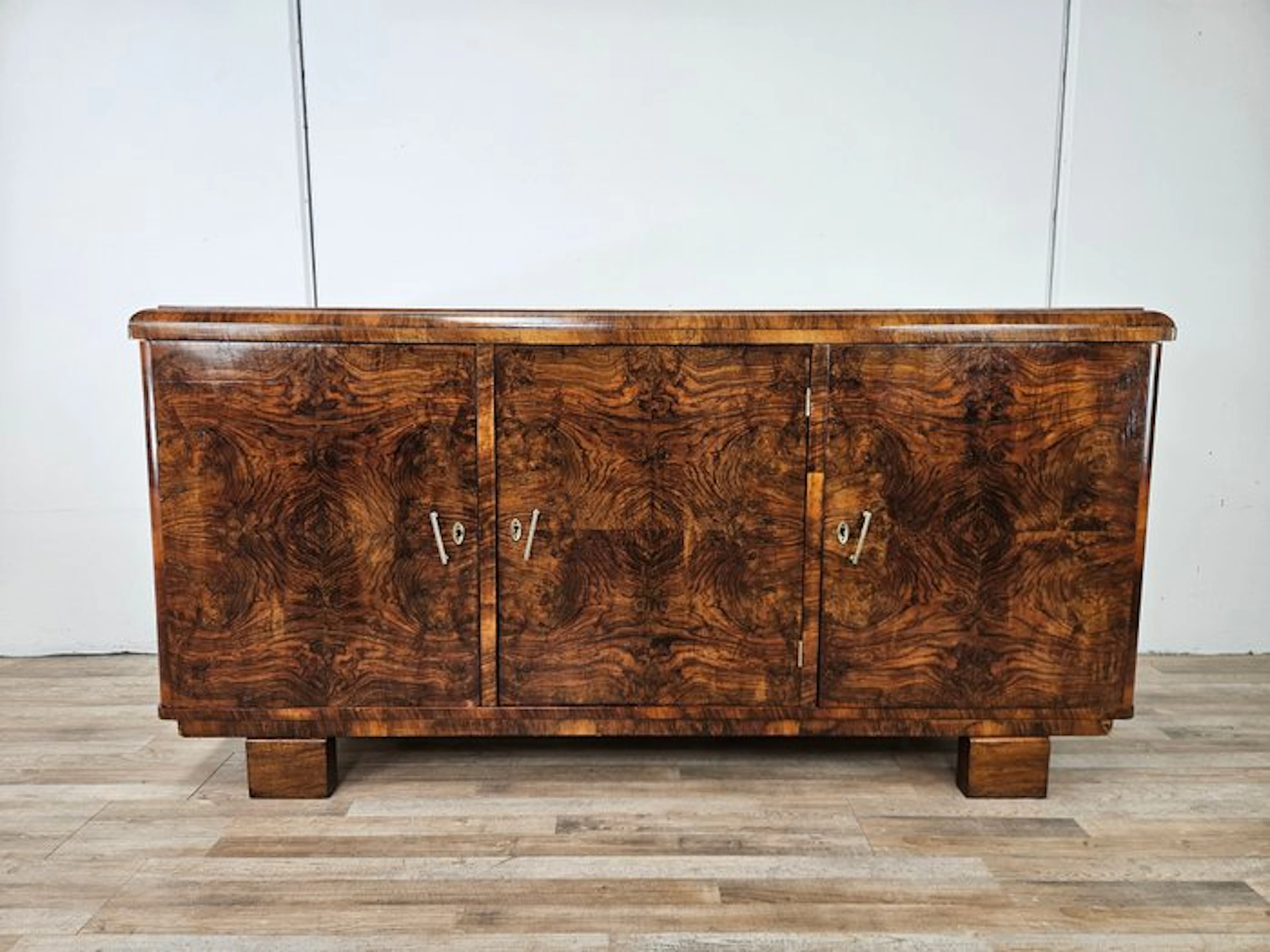 Credenza - 1940s Art Deco walnut sideboard with three doors - Burr walnut