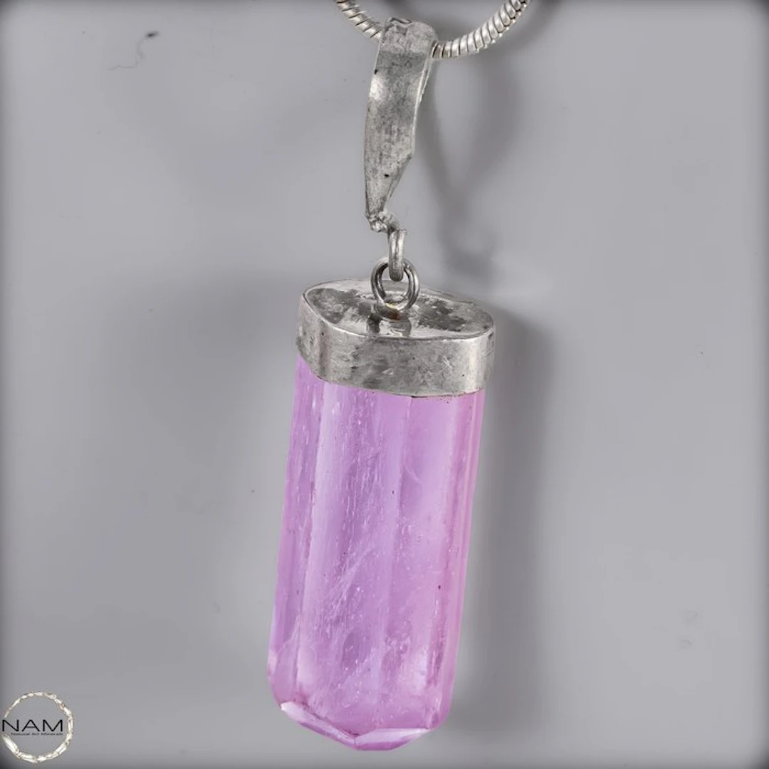 Wonderful kunzit pendant – Delicate pink with elegant radiance 5.32 ct- 5.32 g