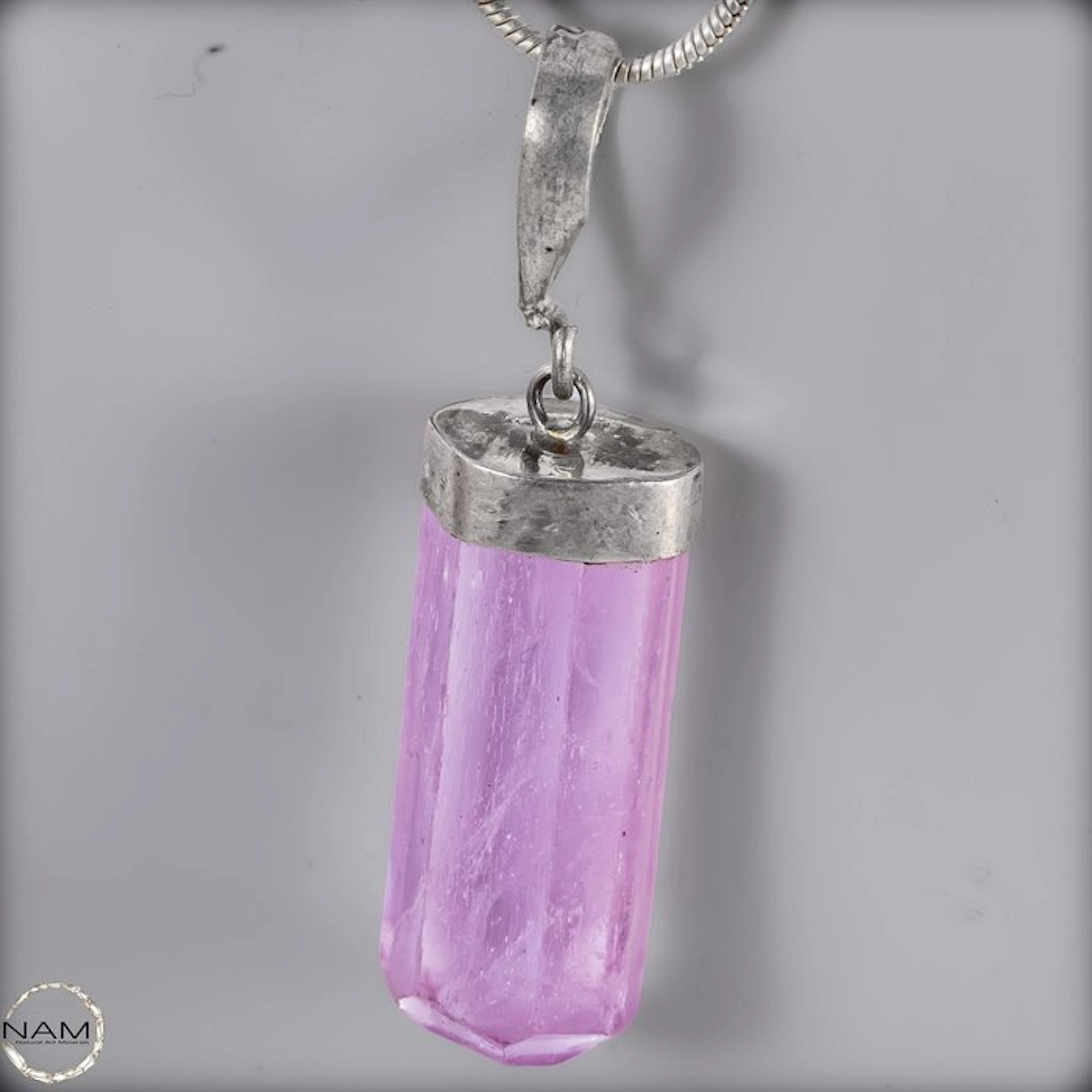 Wonderful kunzit pendant – Delicate pink with elegant radiance 5.32 ct- 5.32 g