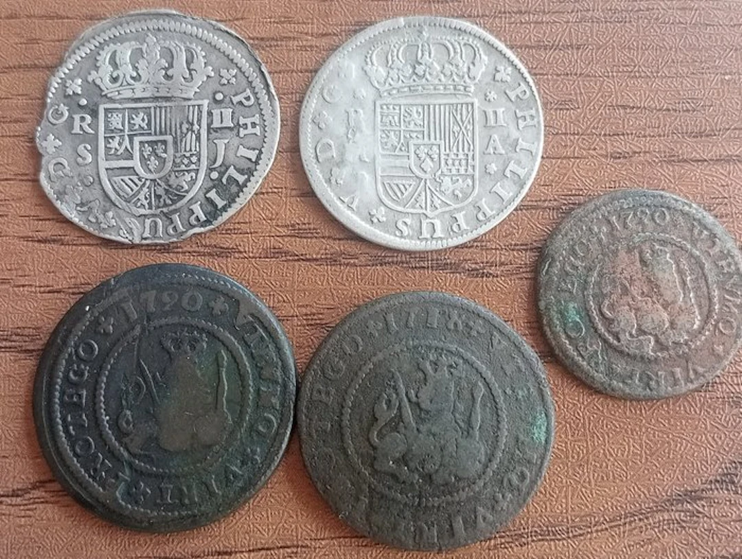 Spain. Felipe V. Lote de 5 monedas incl.: 2 Reales (No reserve price)