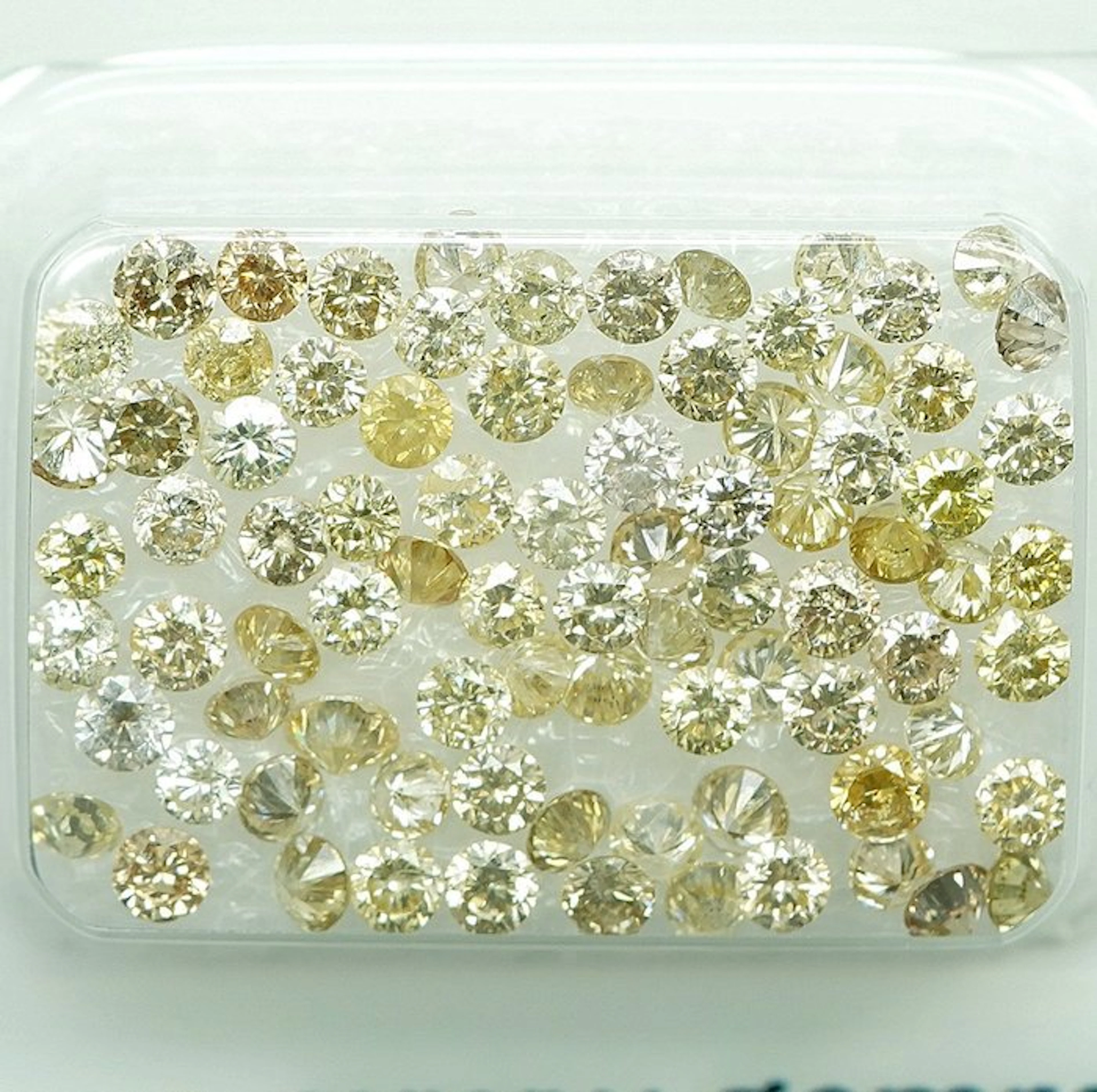 84 pcs Diamond (Natural coloured) - 3.01 ct - Round - Fancy intense
