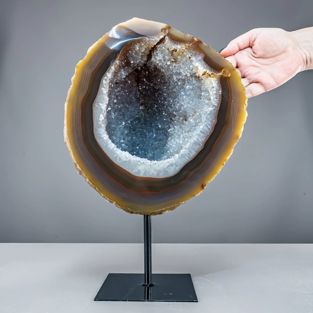 Agate druse on a stand – Fascinating play of colors and sparkling depth