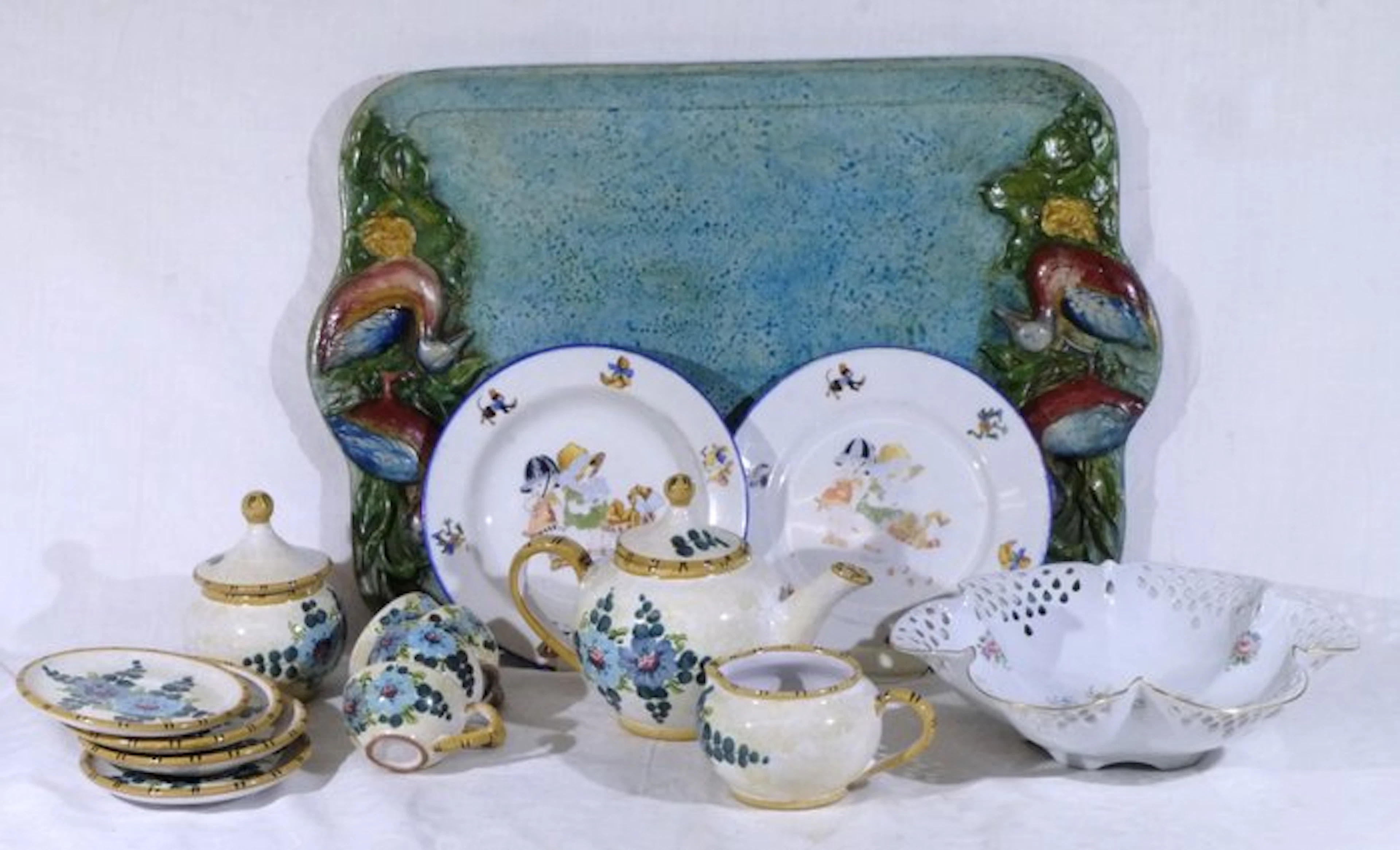Branded merchandise collection - Porcelain kitchenware.