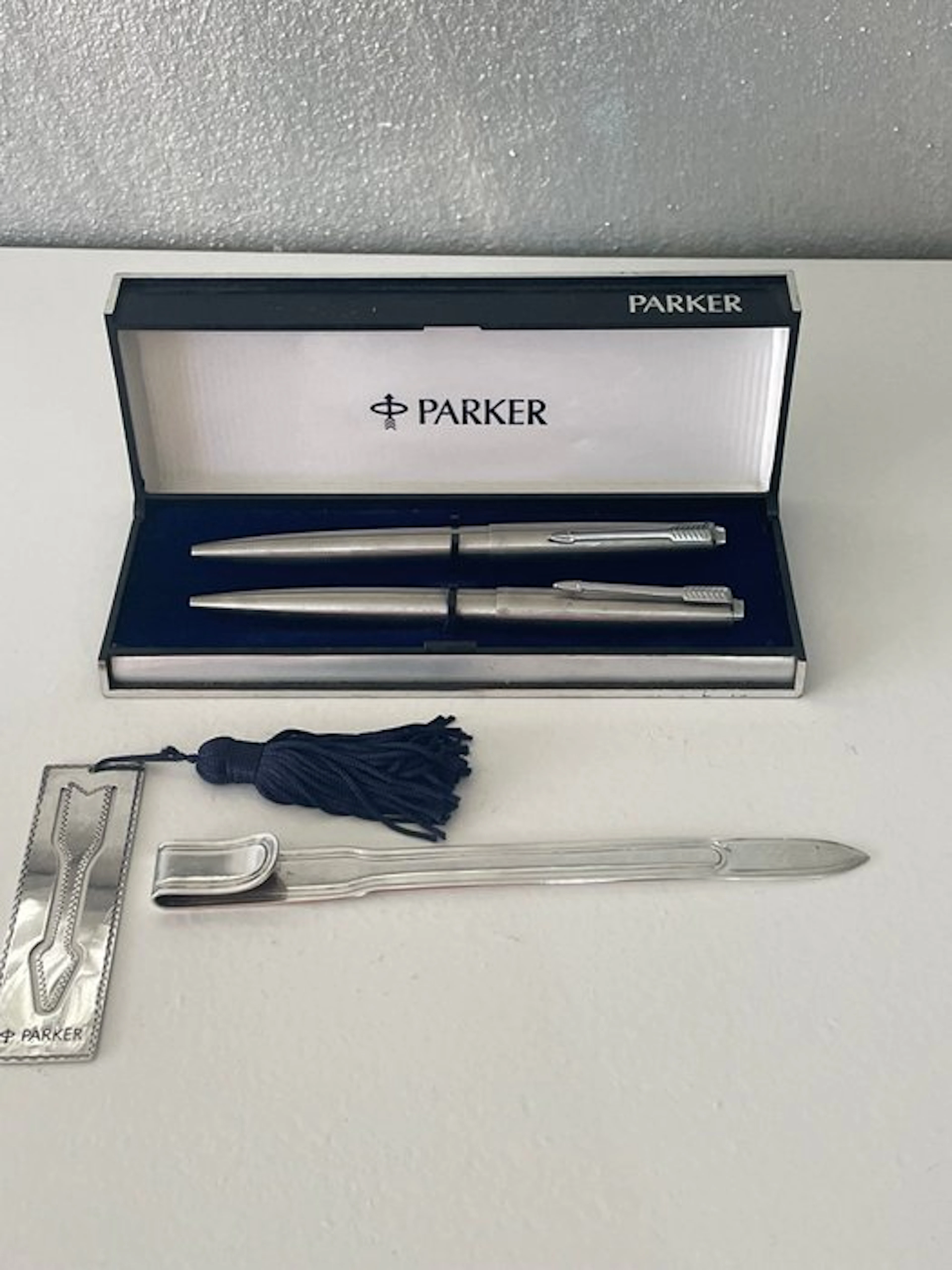 lot of 4 with Parker silver bookmark - No reserve price - Pen set