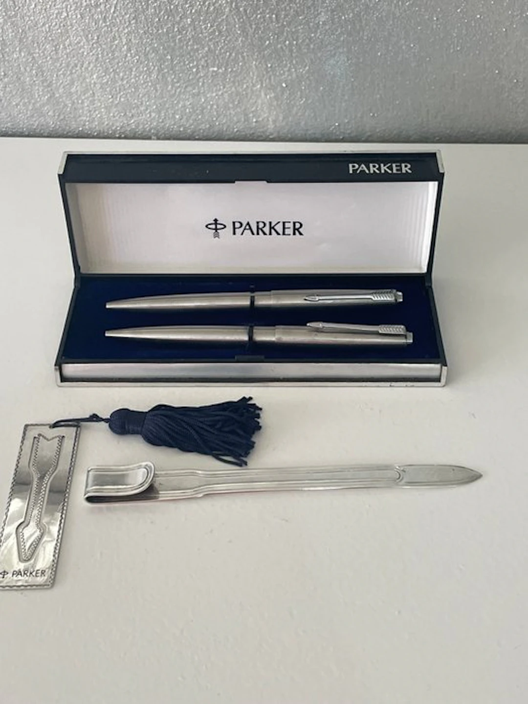 lot of 4 with Parker silver bookmark - No reserve price - Pen set