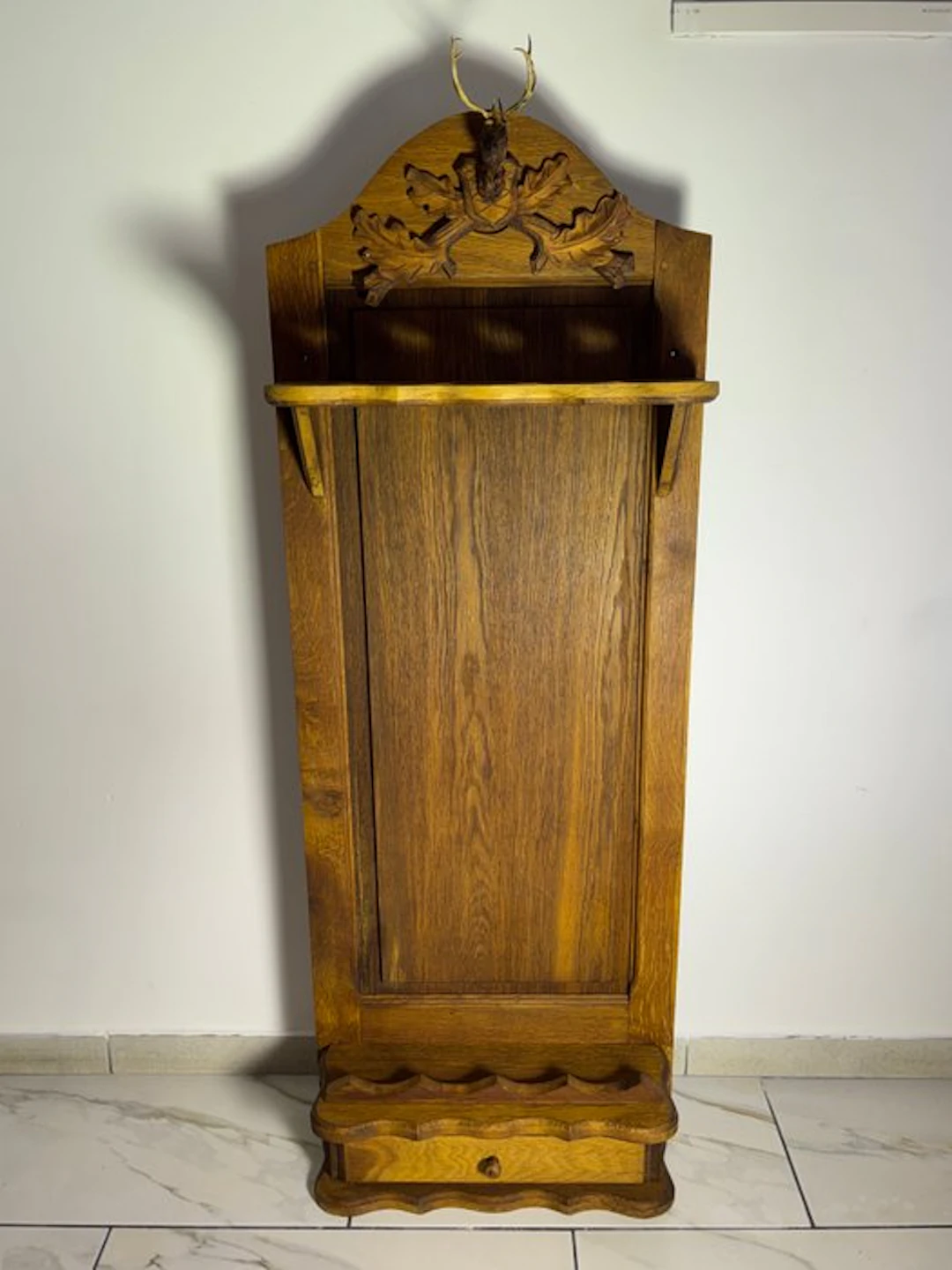 Side table - Wall-mounted gun rack in carved solid oak...