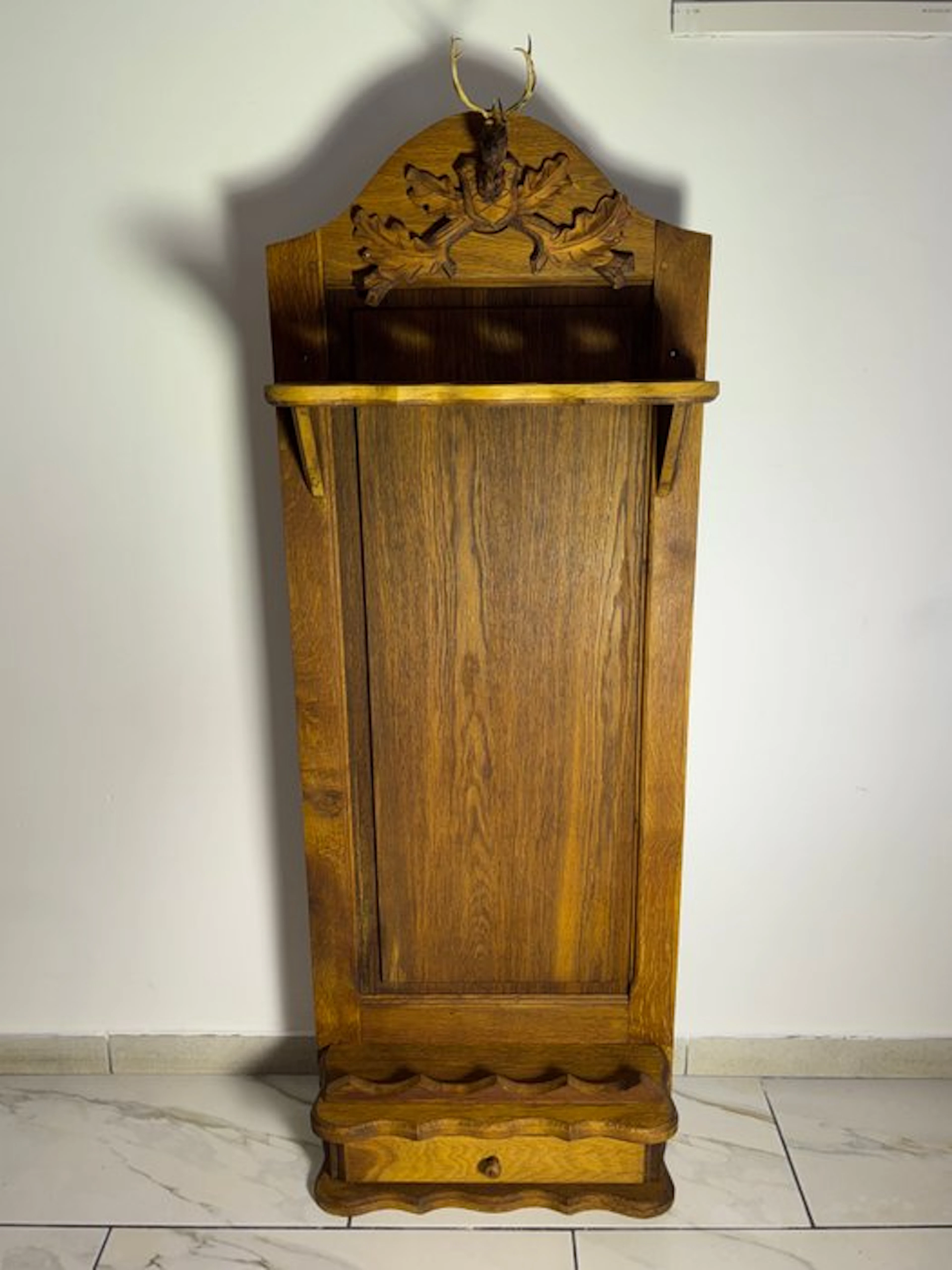 Side table - Wall-mounted gun rack in carved solid oak...