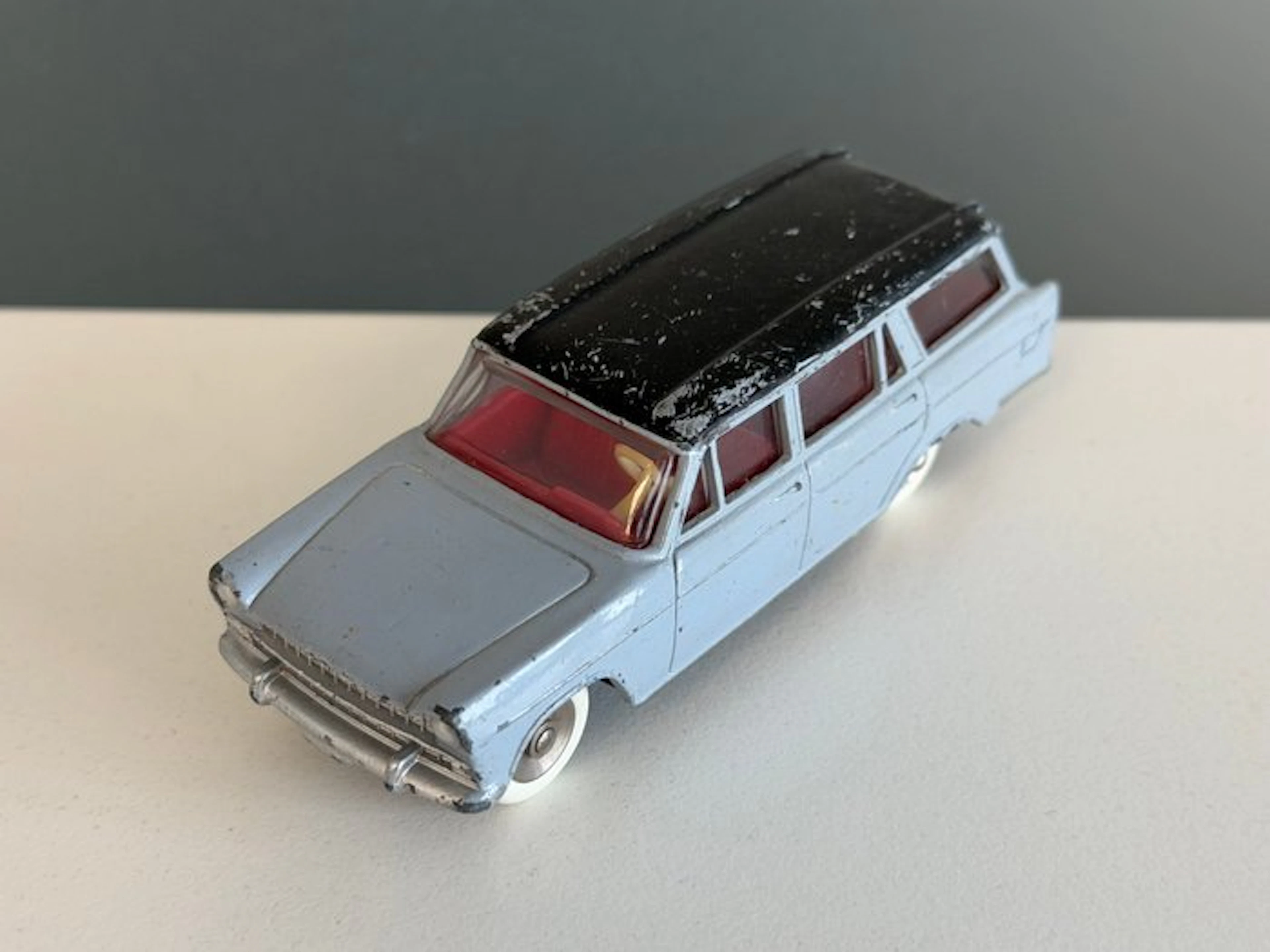 Dinky Toys 1:43 - Model car - Fiat 1800 Familiale Ref 542...