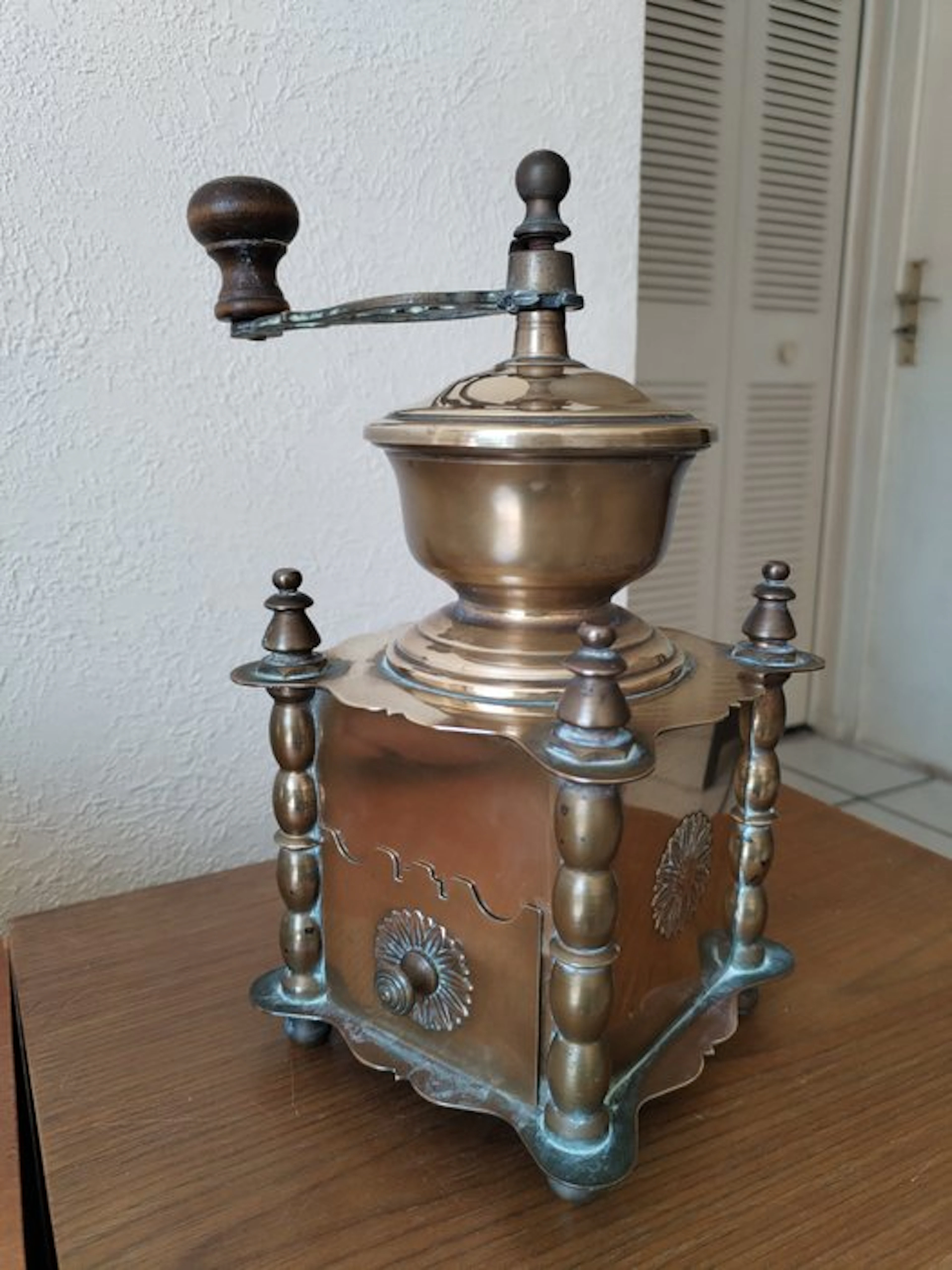 Coffee grinder - Brass, Wood - Old coffee grinder