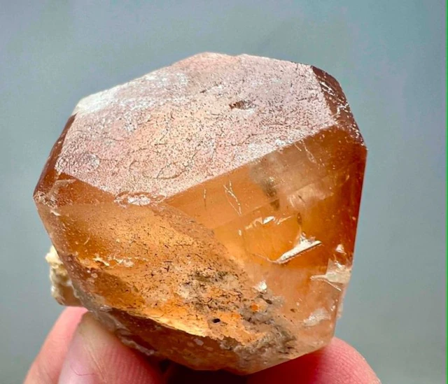 Topaz Crystal - Height: 36 mm - Width: 34 mm- 51.2 g - (1)