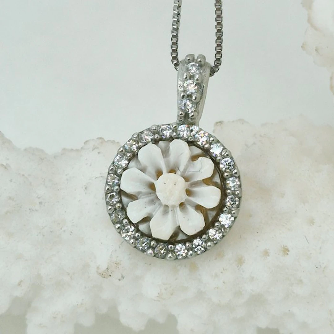 Silver, No Reserve - Necklace with pendant - Hand-engraved cameo