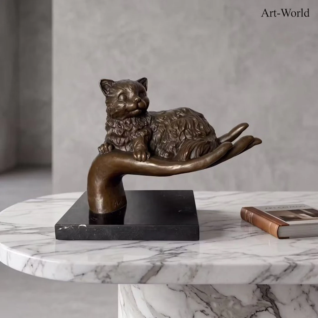 Statue, Naar Antoinette: Kat liggend op hand - 20 cm - Bronze, Marble