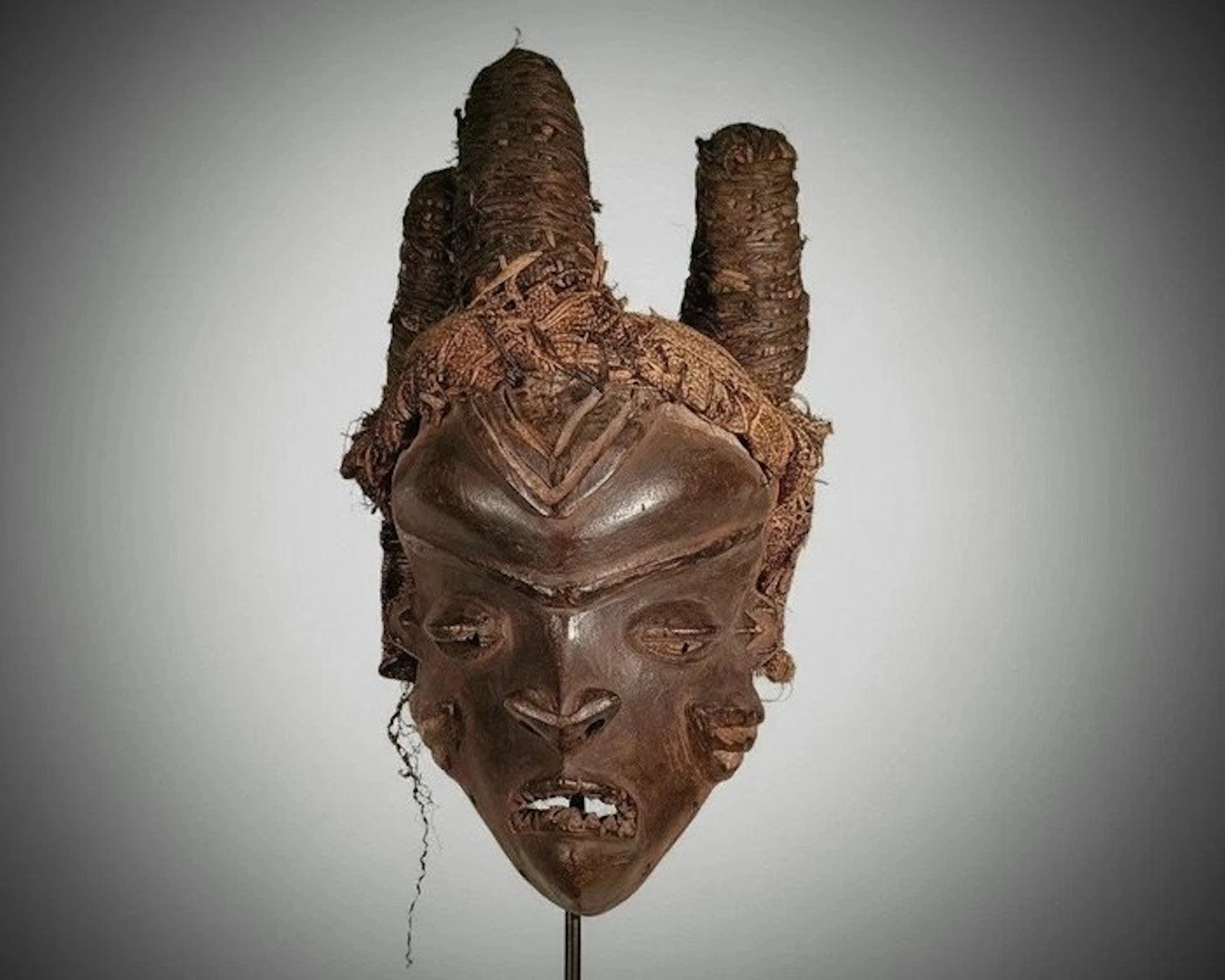 Mask "mbuya" - Pende - DR Congo
