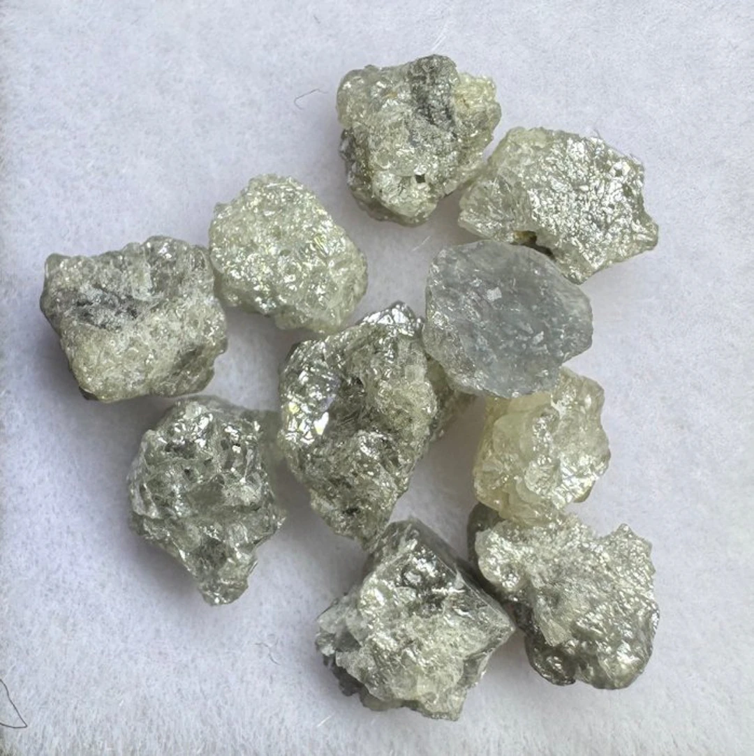 Lot of 10 rough diamonds. 4.85 carats. No reserve! Rough- 0.97 g - (10)