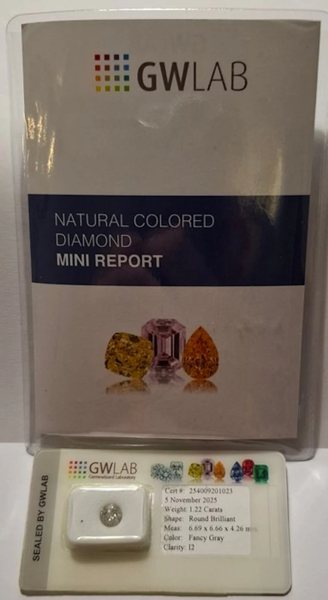 No reserve price - 1 pcs Diamond (Natural coloured)...
