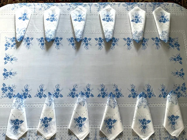 Mid XXth Century cotton voile table linen with 12...