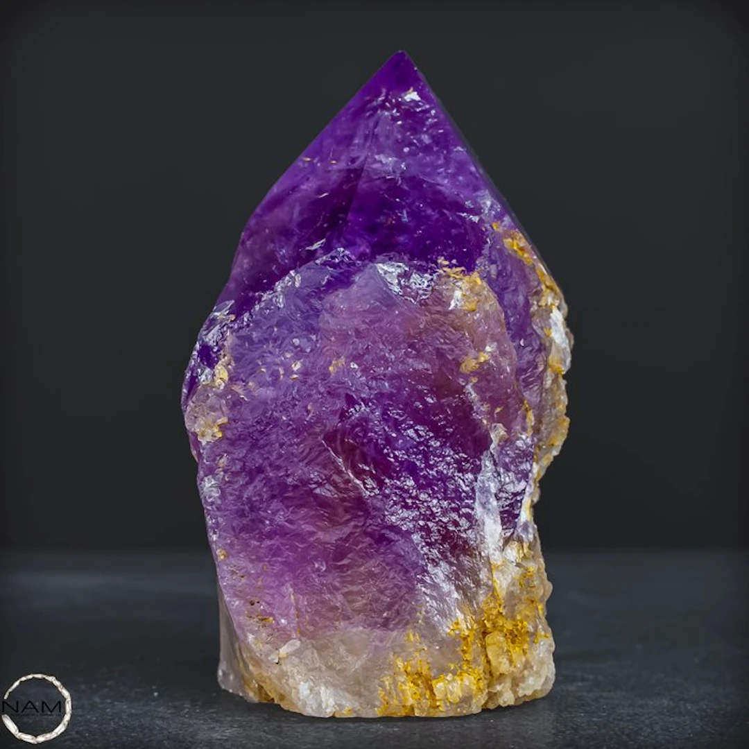 Impressive amethyst tip with intense violet crystal formation.- 372.23 g