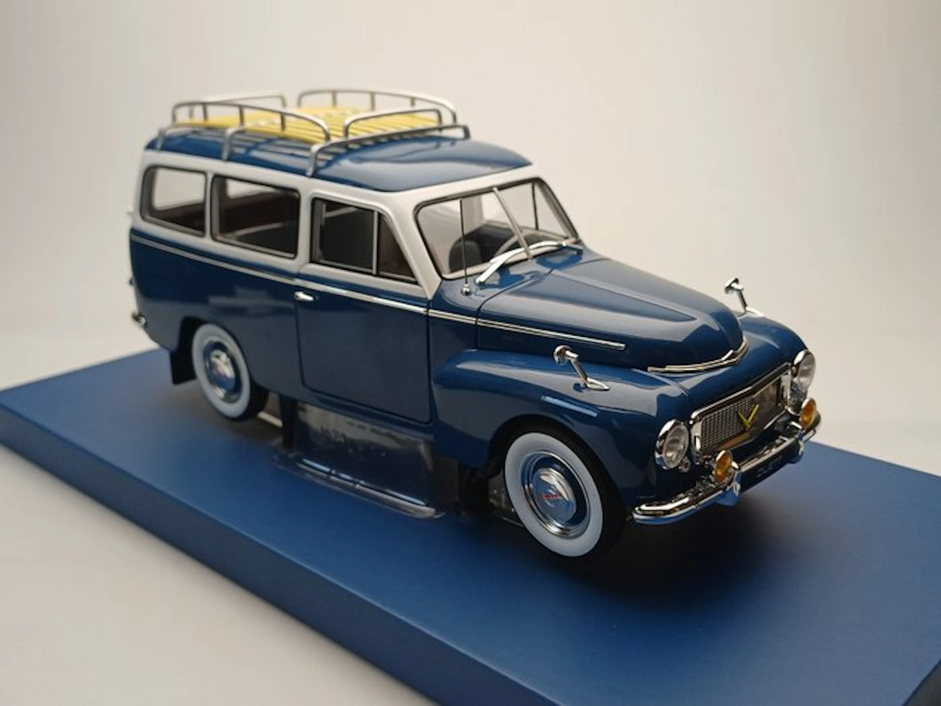 Volvo dealer 1:18 - Model car - Volvo PV445 Duett - Blauw