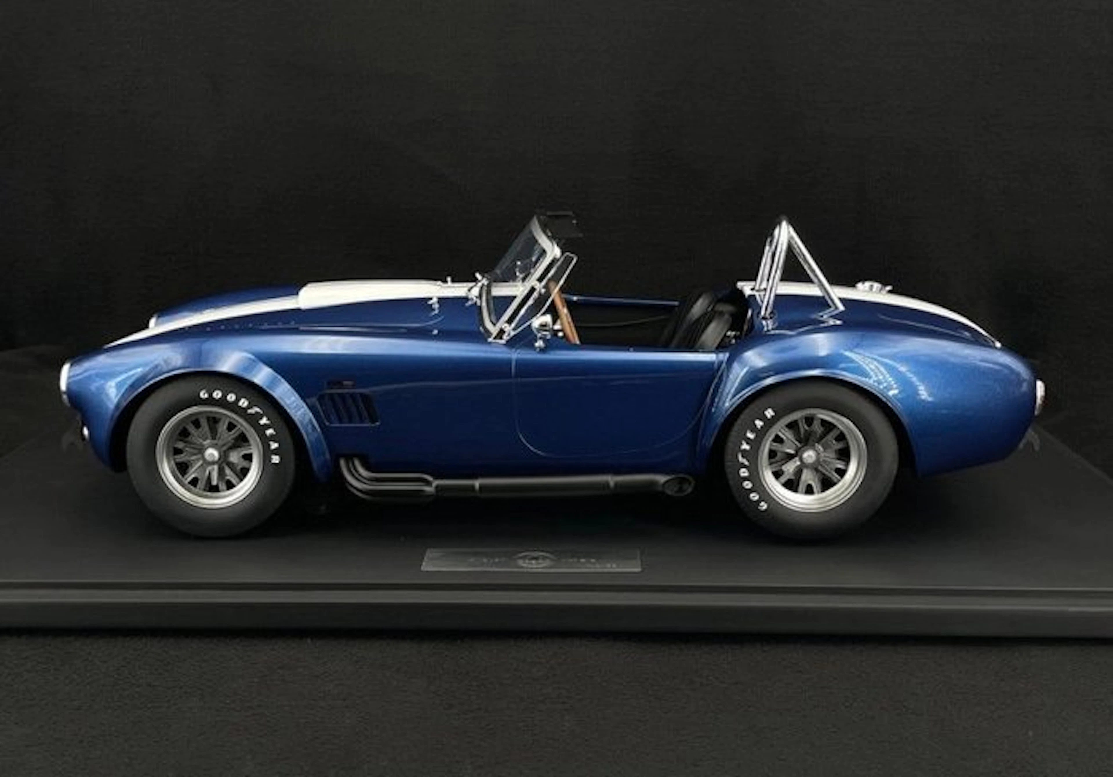 GT Spirit 1:8 - Model car - Shelby Cobra 427 S/C - Limited edition 300 pcs