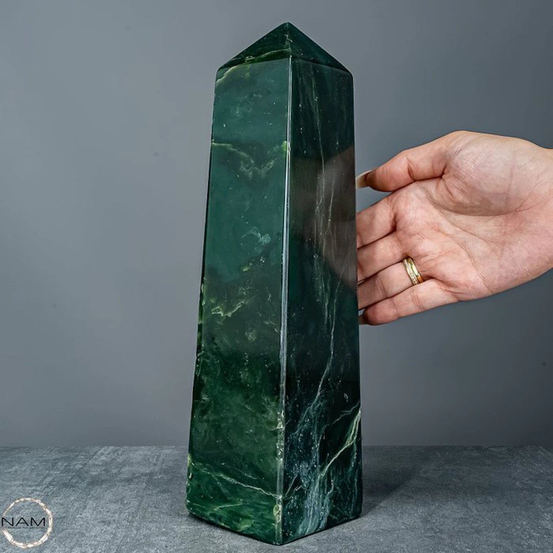 Monumental jade nephrite obelisk – imposing gemstone...