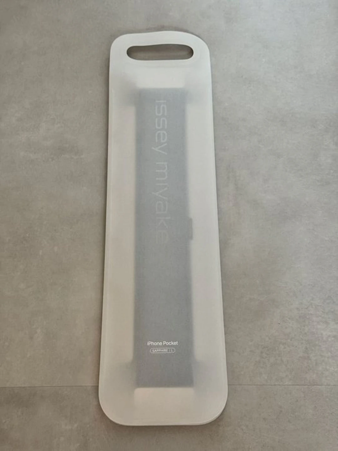 Apple iPhone Pocket by Issey Miyake Sapphire L - Nuovo...