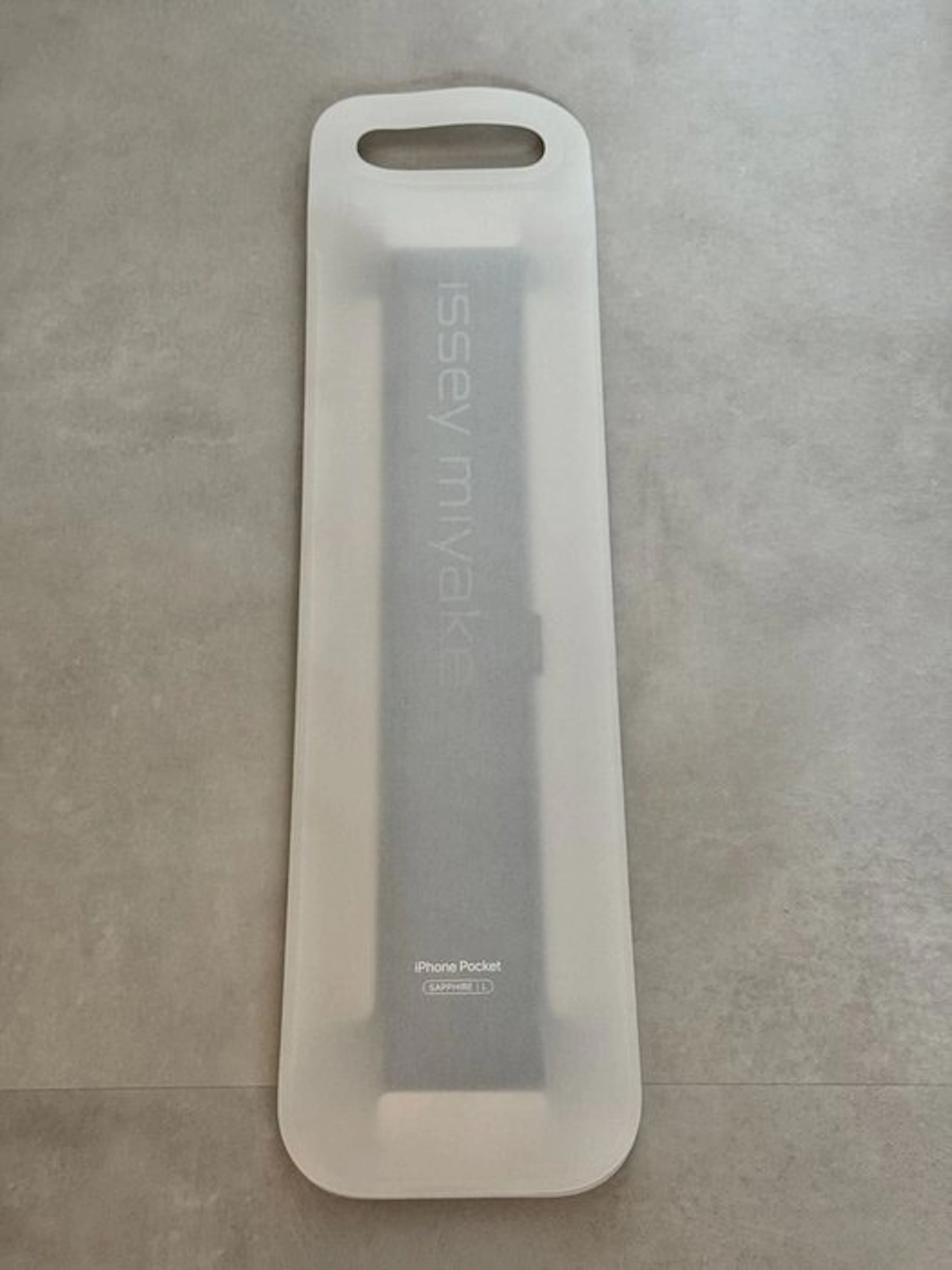 Apple iPhone Pocket by Issey Miyake Sapphire L - Nuovo...